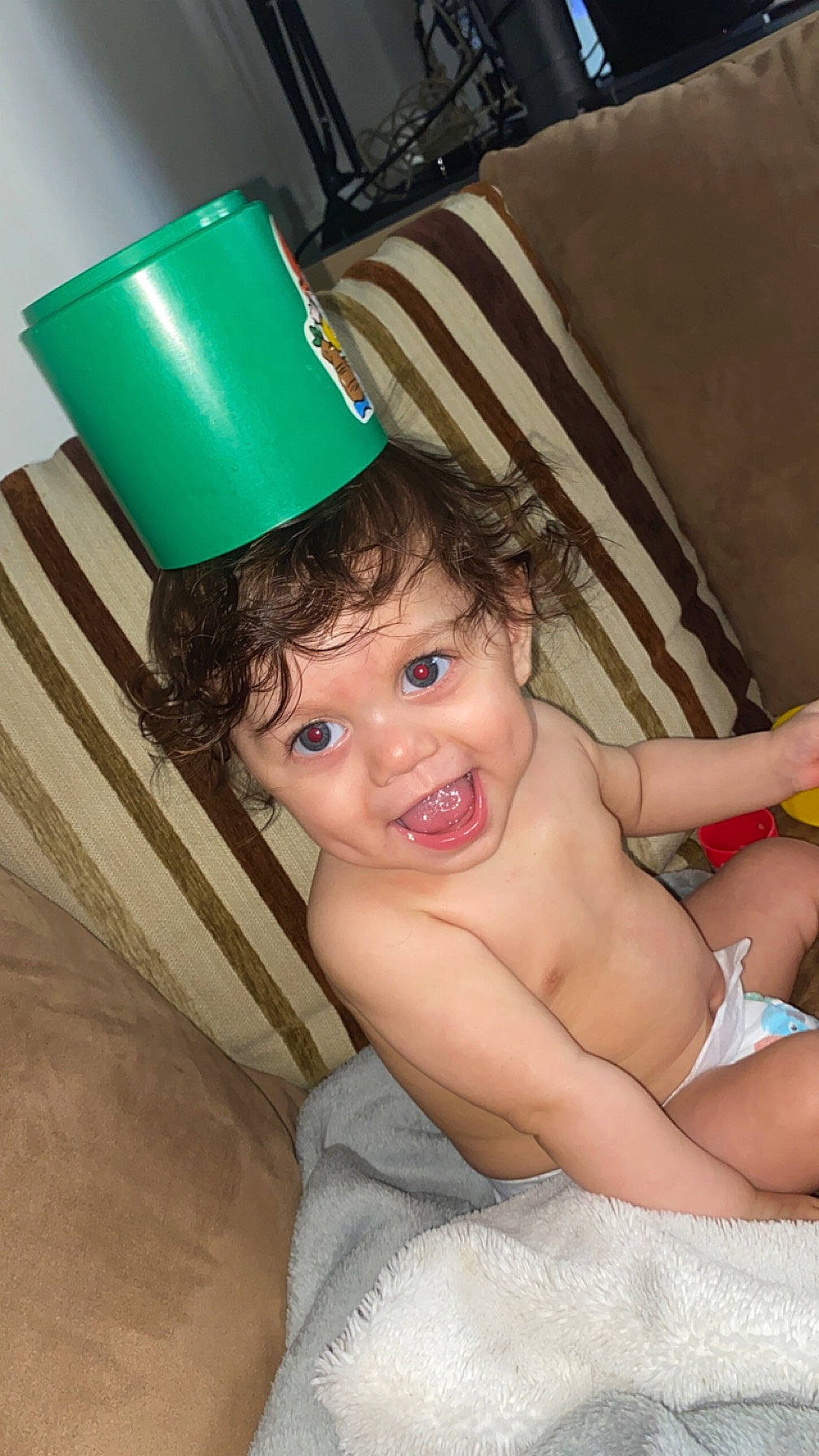 Thiago a rejoint le concours — aidez-le/la à gagner de superbes lots ! abdomen, baby, baby_toddler_clothing, chest, costume_hat, eye, fashion_accessory, foot, fun, happy, hat, headgear, human_leg, iris, party_hat, party_supply, person, smile, thigh, toddler