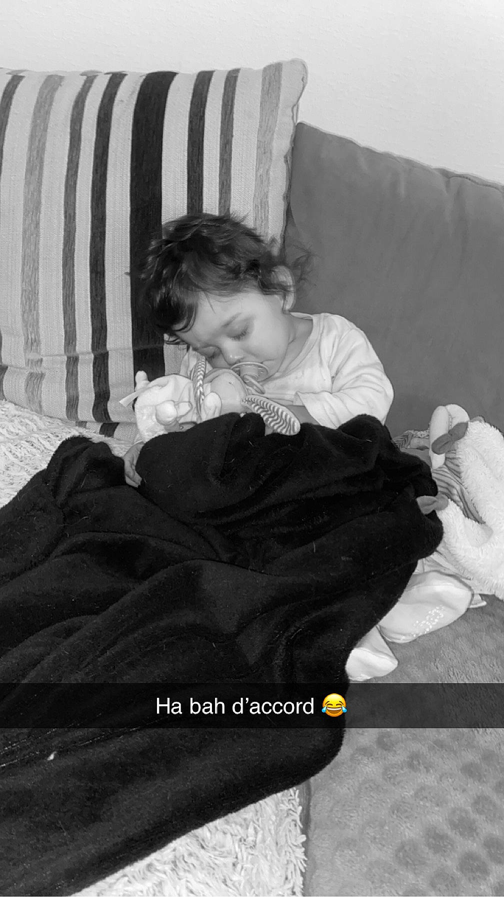 Thiago participe au concours pour gagner de l'argent avec cette photo : bedding, chair, child, comfort, couch, fur, lap, linens, monochrome, monochrome_photography, person, pillow, room, sitting, smile, throw_pillow, toddler