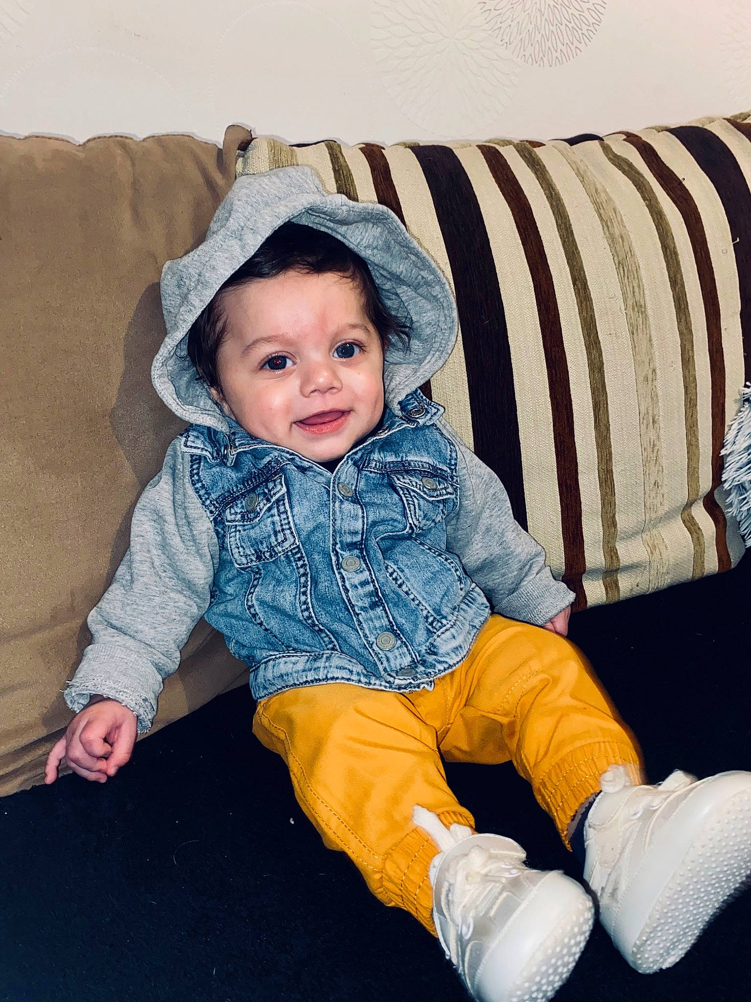 Thiago participe au concours pour gagner de l'argent avec cette photo : baby, baby_toddler_clothing, cheek, child, collar, comfort, cool, couch, electric_blue, eye, fashion_accessory, happy, outerwear, pattern, person, product, sitting, sleeve, smile, textile