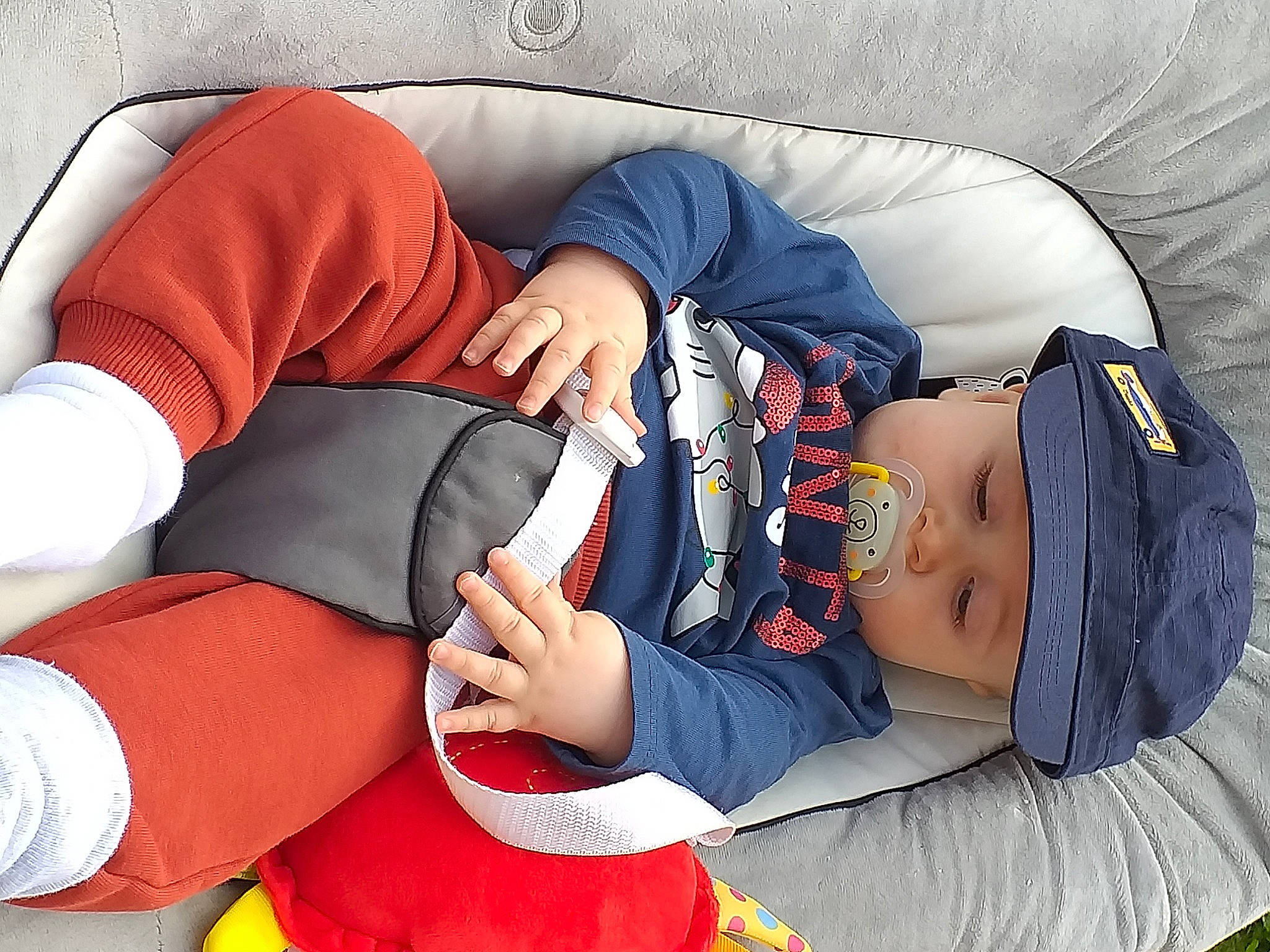 Ilan a rejoint le concours — aidez-le/la à gagner de superbes lots ! arm, baby, comfort, cool, finger, gesture, hairstyle, hand, headgear, headwear, human, human_body, joint, knee, lap, leg, mouth, orange, person, sleeve