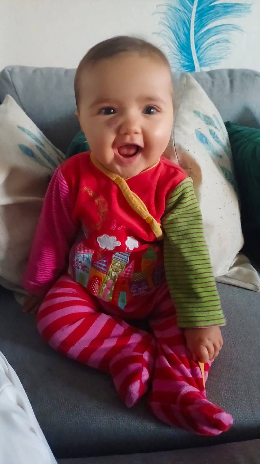 Margaux a rejoint le concours — aidez-le/la à gagner de superbes lots ! baby_toddler_clothing, cheek, comfort, eye, facial_expression, hairstyle, happy, human_body, iris, leg, lip, mouth, nose, organ, person, skin, sleeve, smile, textile, toddler