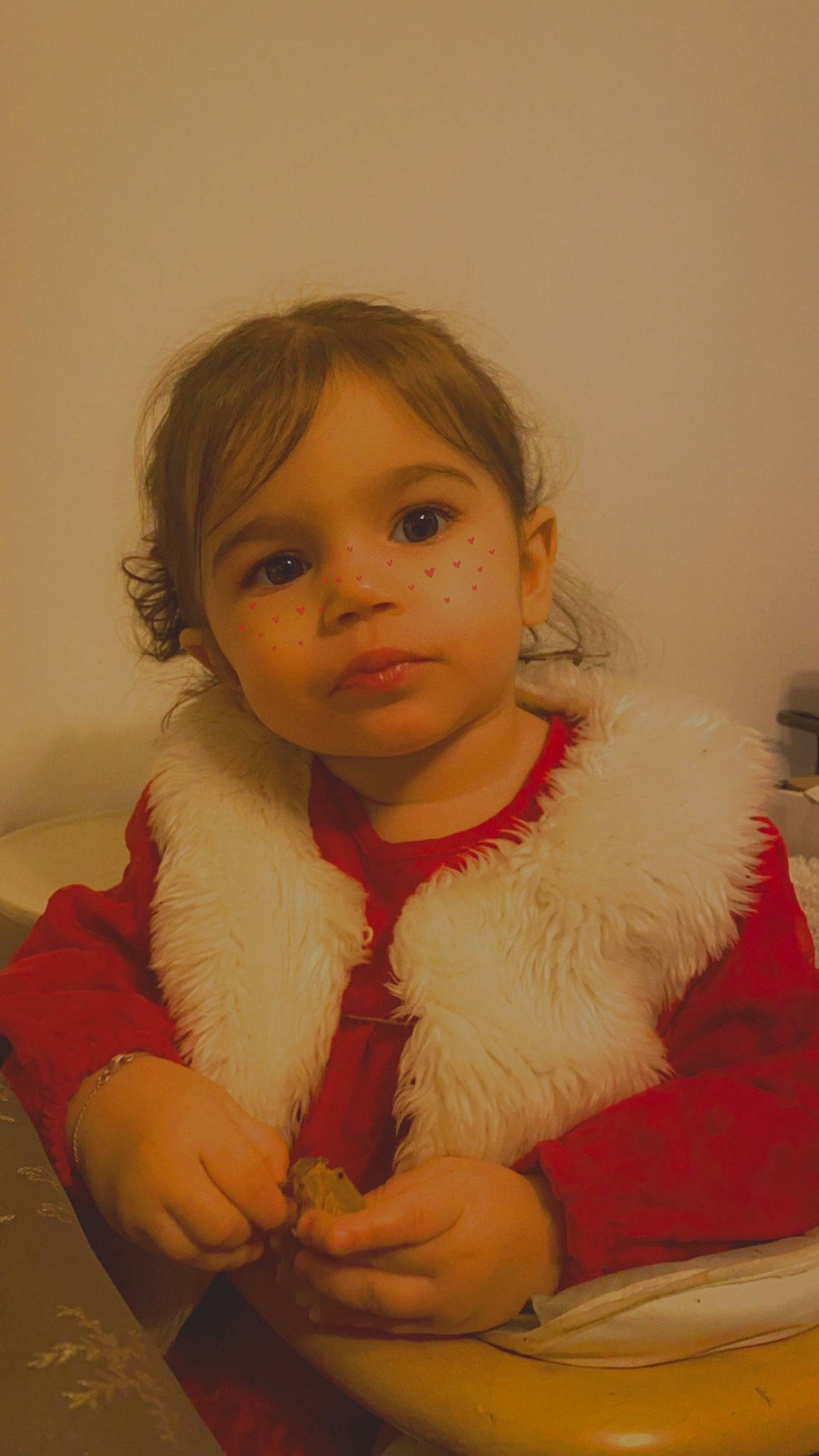 Louna participe au concours pour gagner de l'argent avec cette photo : baby, baby_toddler_clothing, cheek, child, comfort, event, fun, fur, gesture, happy, iris, lip, nose, person, sitting, skin, sleeve, thumb, toddler