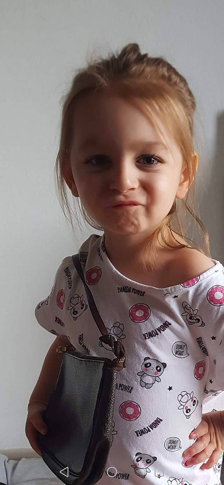 Victoria participe au concours pour gagner de l'argent avec cette photo : blond, brown_hair, cheek, child, child_model, chin, face, hair, hairstyle, joint, lip, neck, person, shoulder, skin, sleeve, smile, t_shirt, toddler