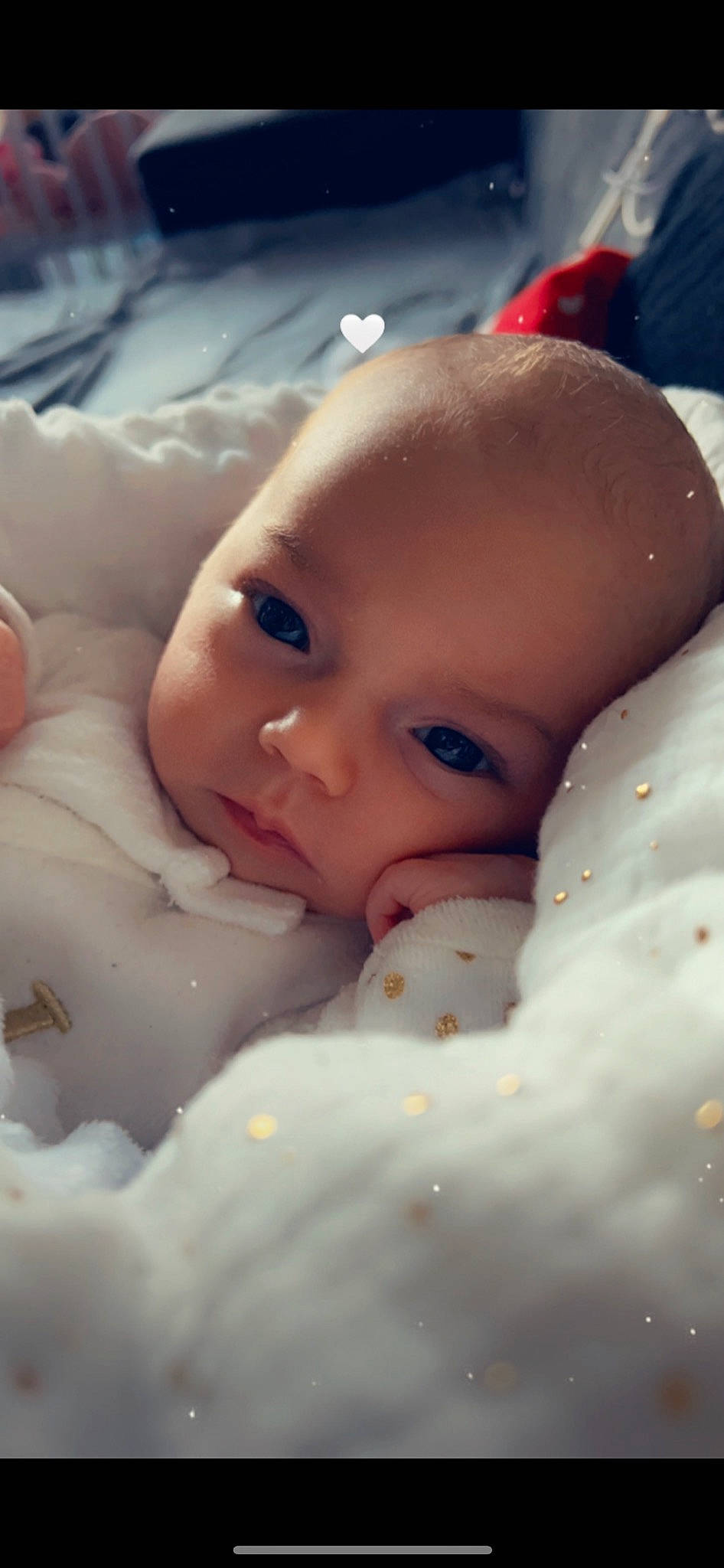 Seyana a rejoint le concours — aidez-le/la à gagner de superbes lots ! baby, baby_toddler_clothing, bedtime, cheek, child, chin, comfort, eyebrow, fun, fur, happy, iris, linens, lip, mouth, nose, person, portrait_photography, skin, thumb