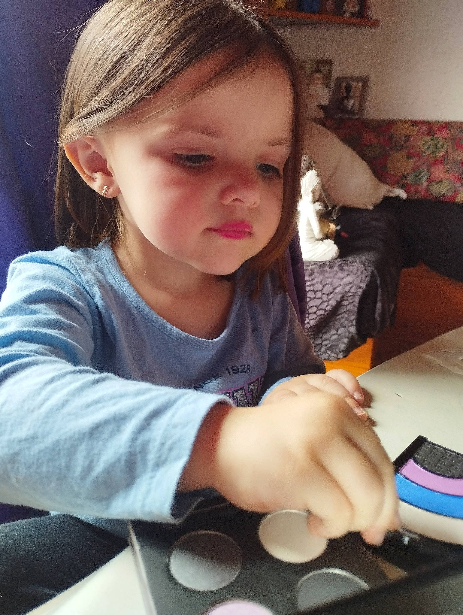 Loli a rejoint le concours — aidez-le/la à gagner de superbes lots ! audio_equipment, beauty, chair, child, curious, desk, eyelash, finger, fun, gadget, hairstyle, input_device, mobile_phone, nail, office_equipment, person, picture_frame, t_shirt, table, tableware