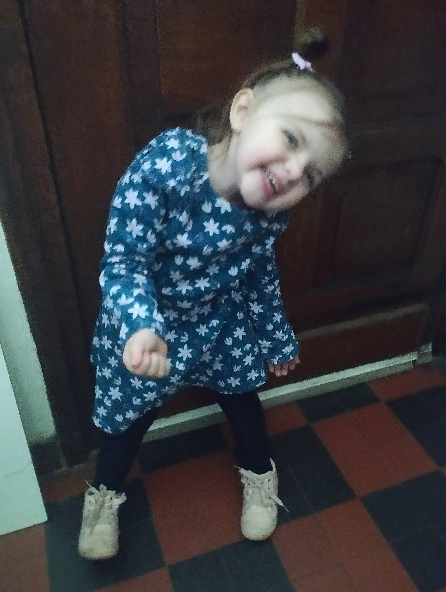 Loli participe au concours pour gagner de l'argent avec cette photo : baby, baby_toddler_clothing, child, cool, curtain, electric_blue, floor, flooring, fun, happy, human_leg, knee, pattern, person, sleeve, smile, sneakers, sock, t_shirt, thigh