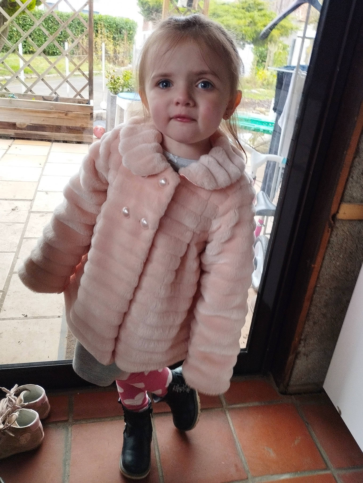Loli a rejoint le concours — aidez-le/la à gagner de superbes lots ! baby, baby_toddler_clothing, cheek, child, face, finger, flooring, fur, gesture, head, human_leg, knee, pattern, person, plant, sitting, sleeve, sock, thumb, toddler