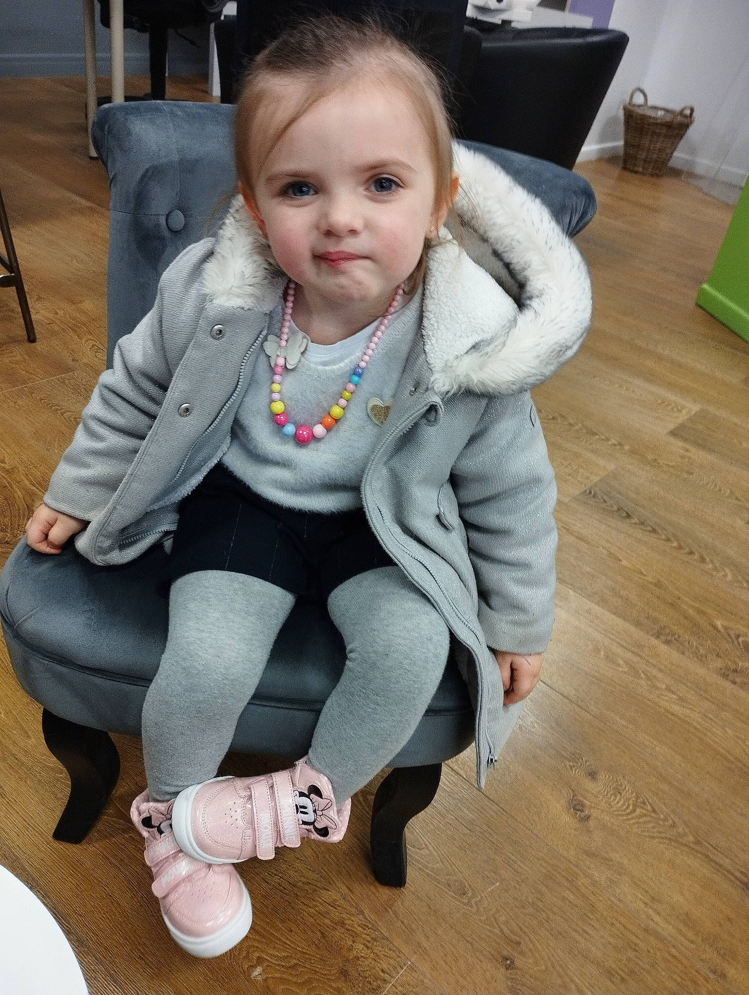 Loli a rejoint le concours — aidez-le/la à gagner de superbes lots ! baby, baby_toddler_clothing, chair, cheek, child, eye, face, flooring, hair, happy, hardwood, head, human_leg, knee, leg, person, sleeve, thigh, toddler, white