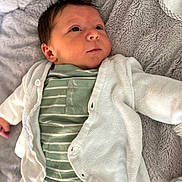 Maëcio a rejoint le concours — aidez-le/la à gagner de superbes lots ! baby, infant, child, blanket, cardigan, clothing, soft_texture, striped, green, white, lying_down, portrait, face, skin, hair, expression, indoors, comfort, cozy, cute