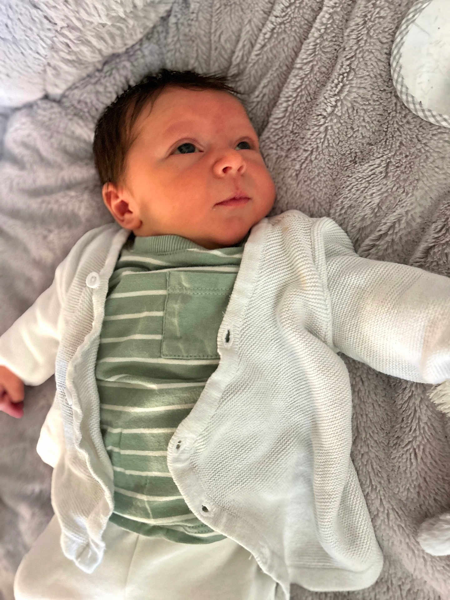 Maëcio a rejoint le concours — aidez-le/la à gagner de superbes lots ! baby, infant, child, blanket, cardigan, clothing, soft_texture, striped, green, white, lying_down, portrait, face, skin, hair, expression, indoors, comfort, cozy, cute
