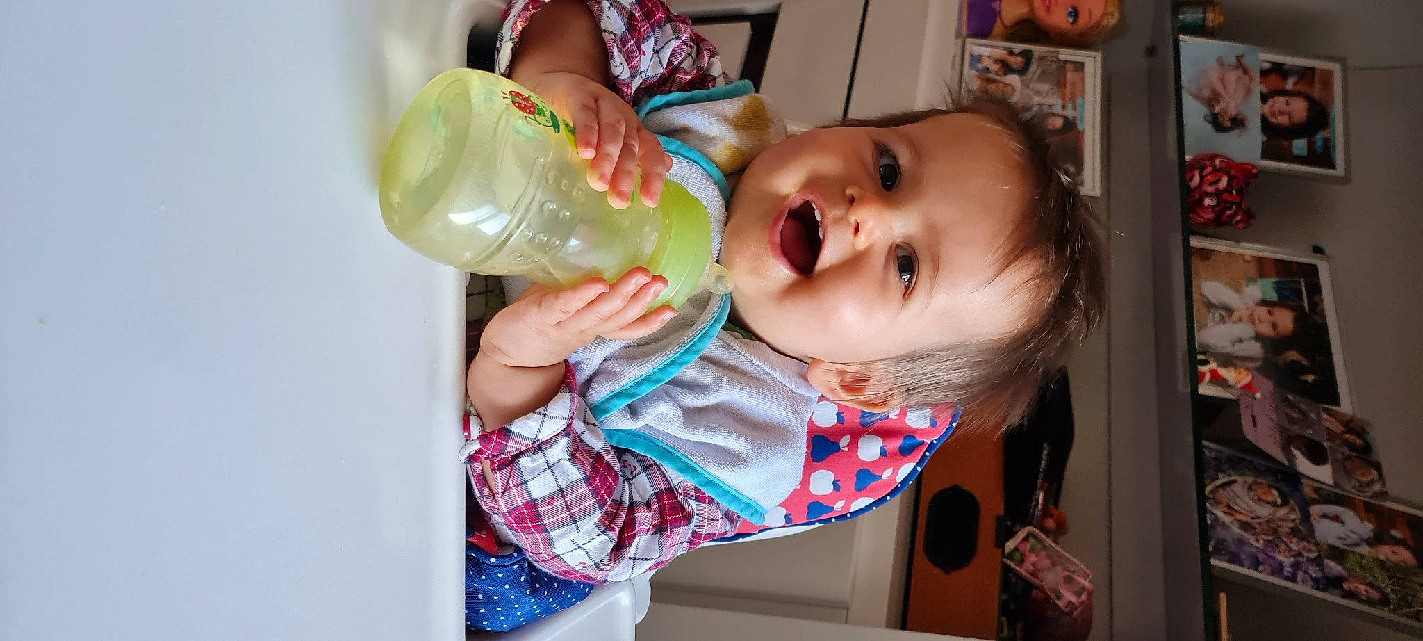 Alicia participe au concours pour gagner de l'argent avec cette photo : baby, baby_bottle, baby_products, baby_toddler_clothing, bottle, cheek, child, drinking, drinkware, face, facial_expression, finger, food, happy, head, joy, person, plastic_bottle, skin, smile