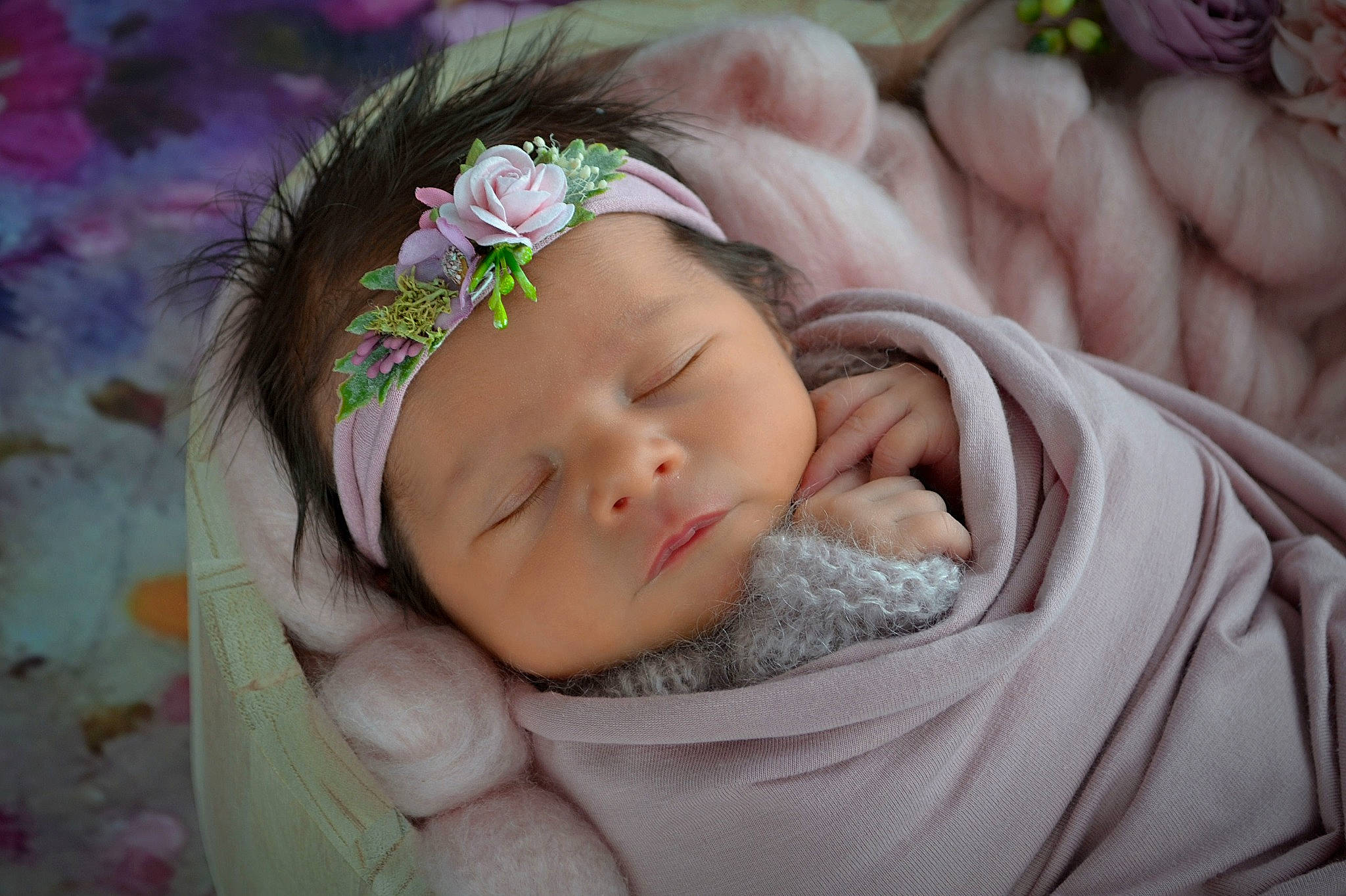 Alicia a rejoint le concours — aidez-le/la à gagner de superbes lots ! baby, baby_toddler_clothing, cheek, child, comfort, eye, eyelash, finger, grass, happy, head, headpiece, headwear, iris, linens, lip, person, pink, plant, skin