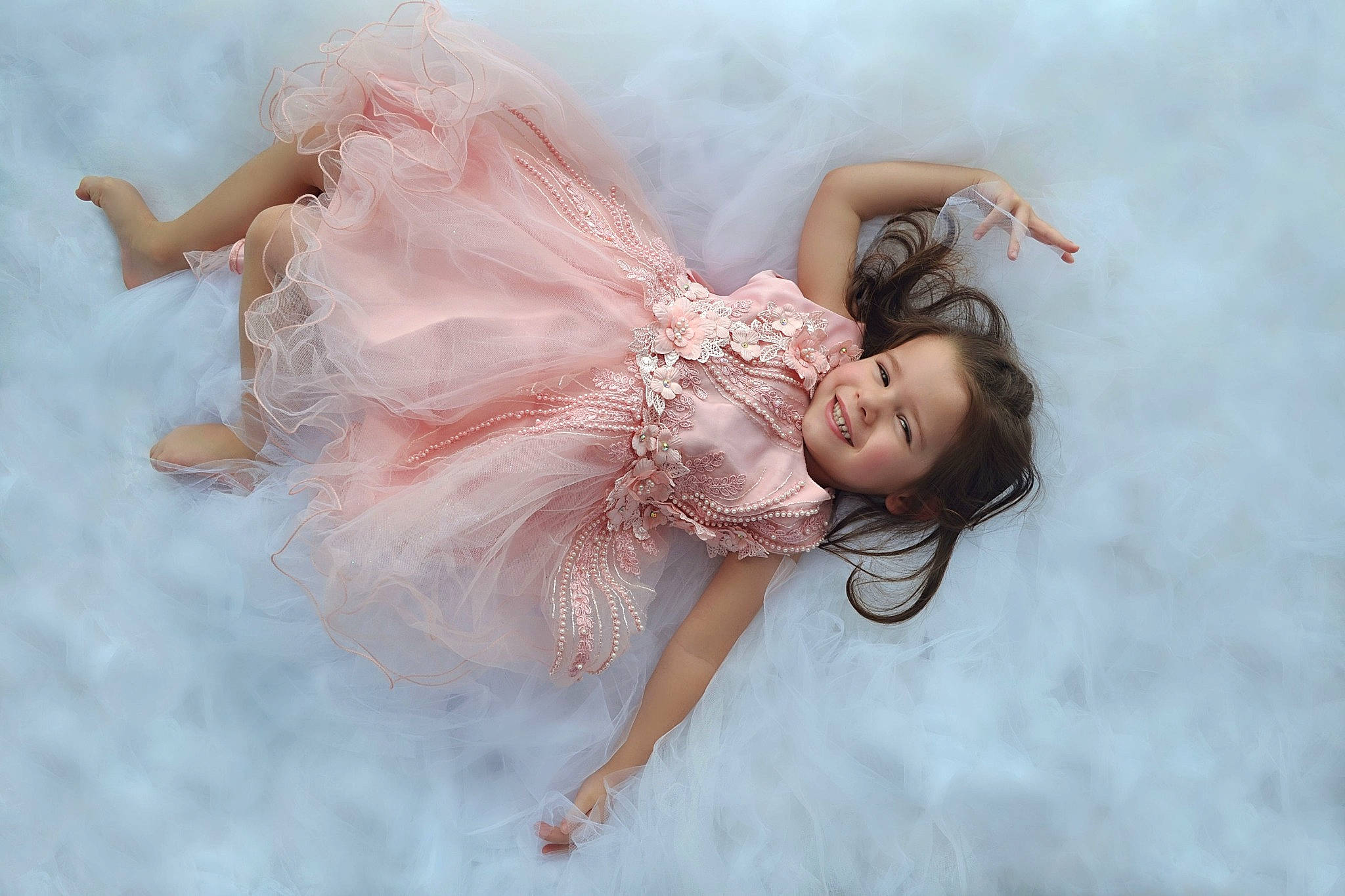Léna a rejoint le concours — aidez-le/la à gagner de superbes lots ! barefoot, bathing, blond, bridal_accessory, child, cloud, dress, embellishment, fashion_accessory, flash_photography, fun, gesture, happy, headpiece, human_body, joy, leisure, people_in_nature, person, pink