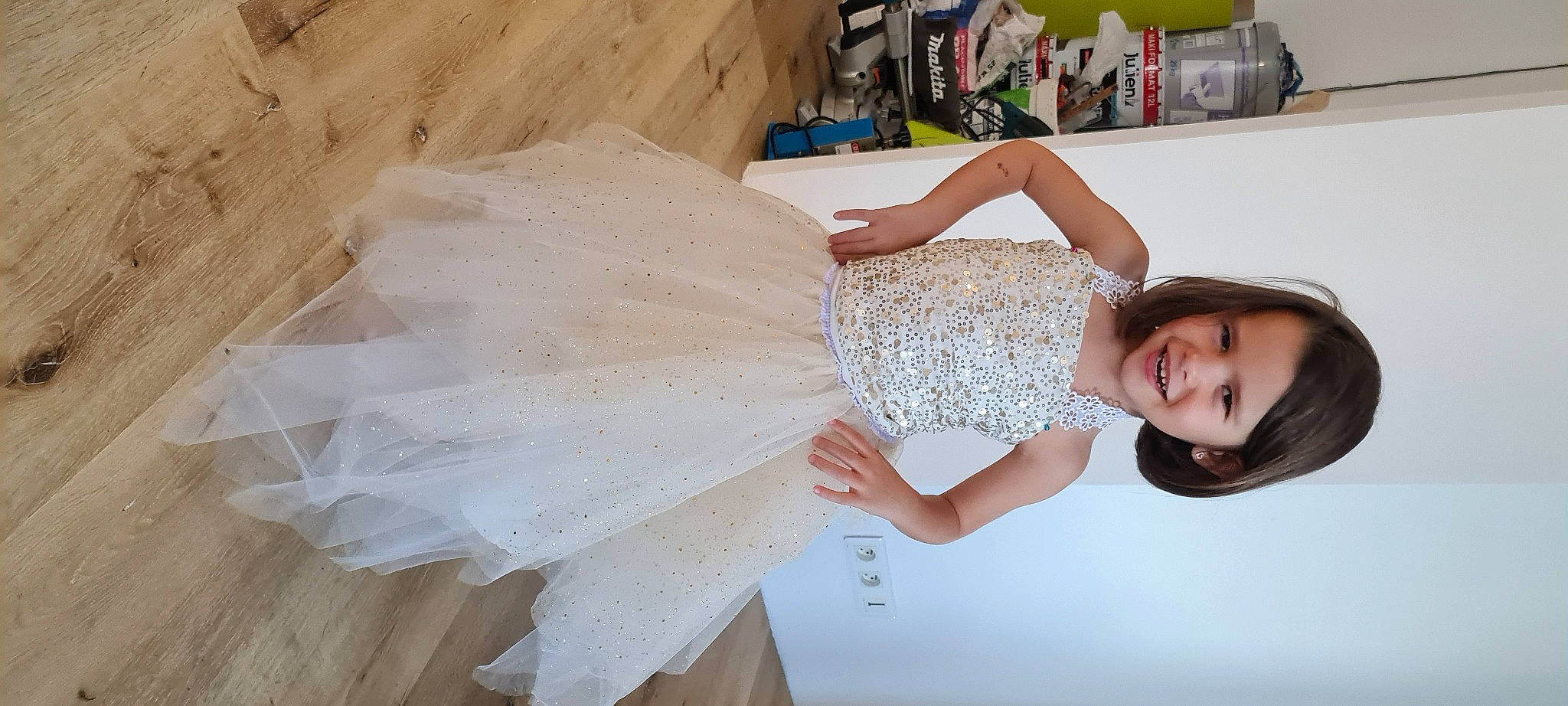 Léna a rejoint le concours — aidez-le/la à gagner de superbes lots ! bridal_accessory, bridal_clothing, bridal_party_dress, bride, dress, embellishment, event, fashion_design, feather, flash_photography, formal_wear, gown, happy, human_body, joy, long_hair, person, smile, textile, umbrella