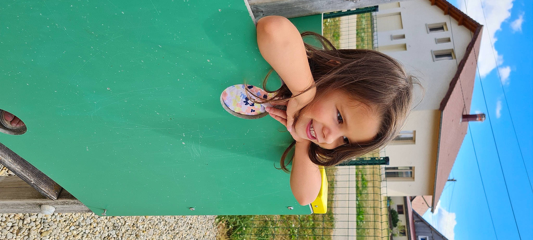 Léna a rejoint le concours — aidez-le/la à gagner de superbes lots ! child, facial_expression, flip_flops, fun, grass, green, hairstyle, happy, joy, laugh, leisure, person, play, portrait_photography, recreation, room, sitting, skin, smile, t_shirt