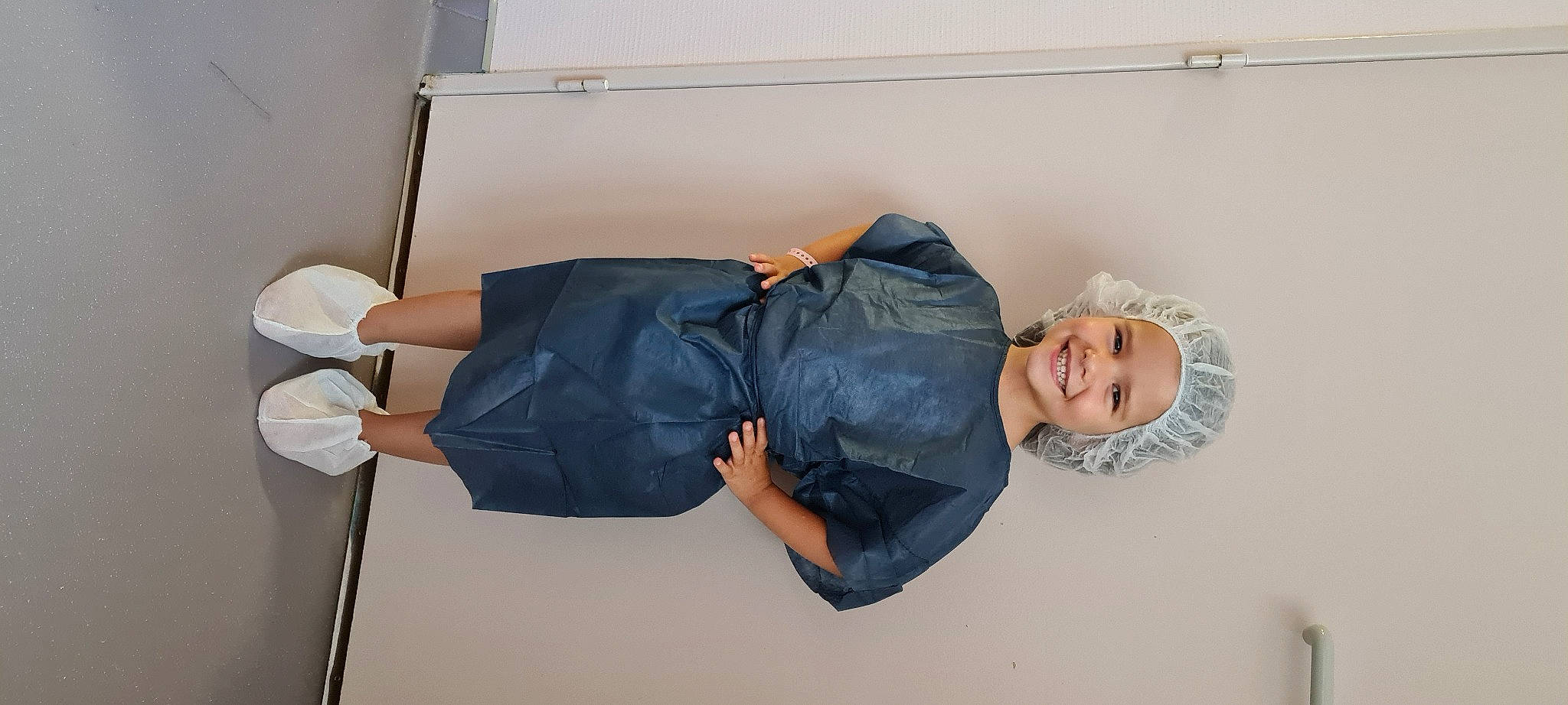 Léna a rejoint le concours — aidez-le/la à gagner de superbes lots ! automotive_design, bag, balance, comfort, denim, elbow, gesture, headwear, human_leg, joy, knee, leg, luggage_and_bags, person, room, shoulder, sitting, sleeve, smile, t_shirt