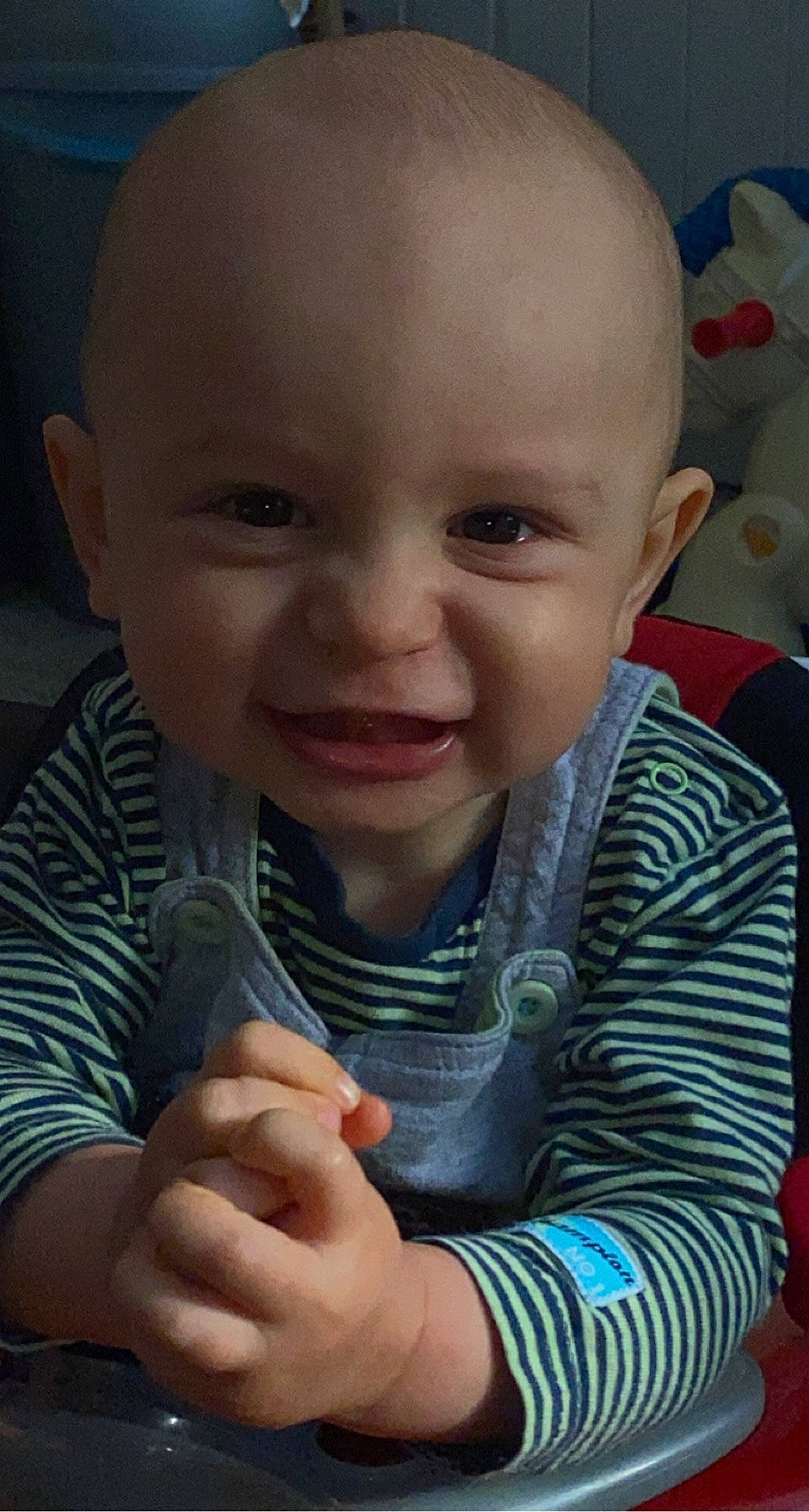 Mayron a rejoint le concours — aidez-le/la à gagner de superbes lots ! baby, baby_toddler_clothing, beauty, cheek, chin, ear, finger, fun, gesture, happy, iris, lip, mouth, nail, nose, person, skin, smile, standing, thumb