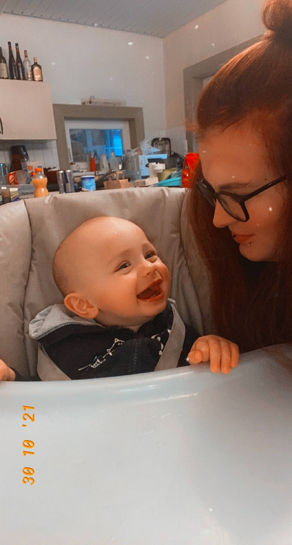 Mayron a rejoint le concours — aidez-le/la à gagner de superbes lots ! baby, cheek, child, comfort, event, eyewear, fun, hairstyle, happy, head, iris, mouth, person, picture_frame, sitting, skin, smile, technology, television, toddler