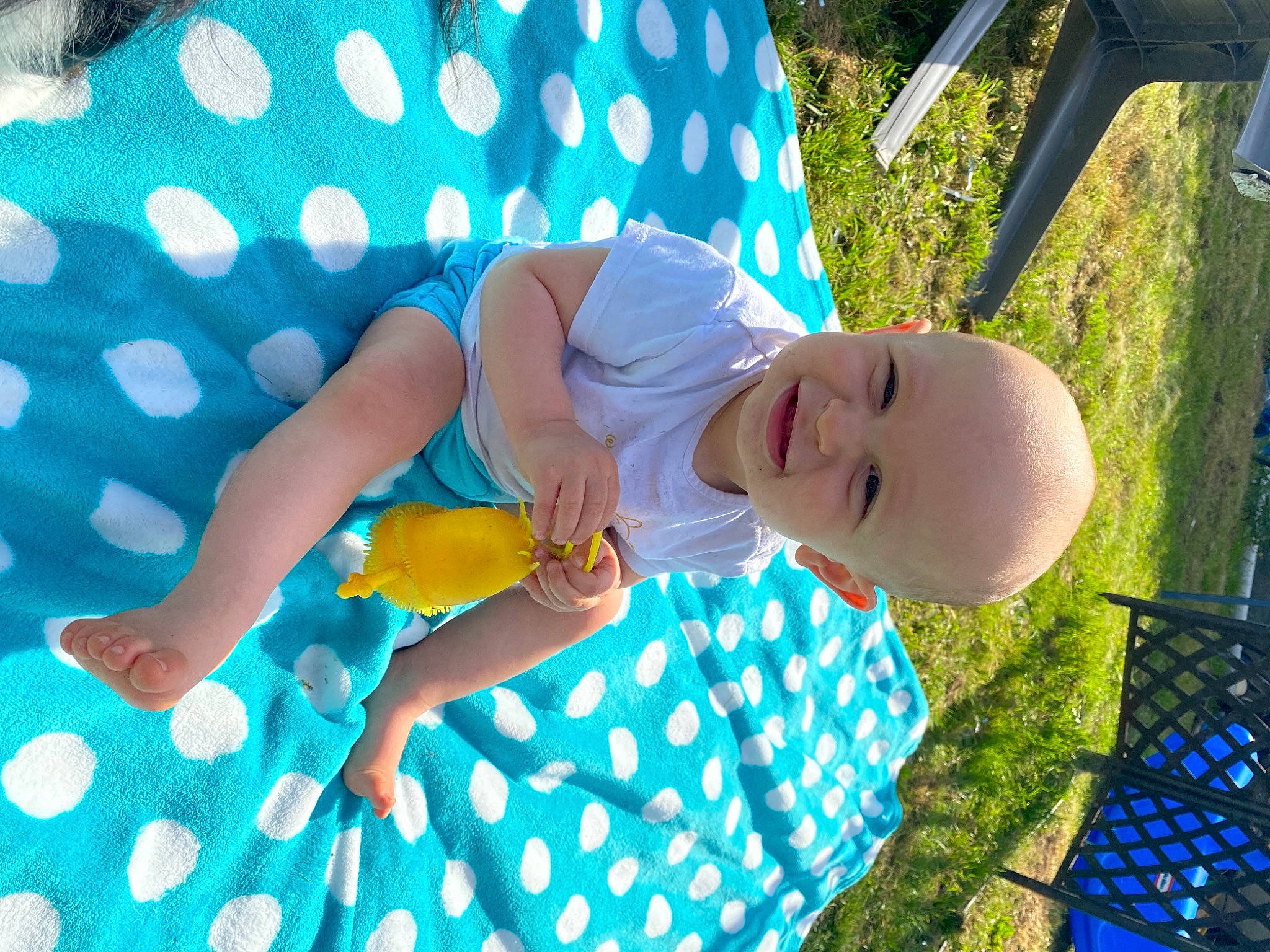 Mayron participe au concours pour gagner de l'argent avec cette photo : azure, baby, baby_toddler_clothing, blue, child, electric_blue, foot, fun, grass, green, happy, hat, human_leg, leisure, pattern, people_in_nature, person, play, recreation, toddler