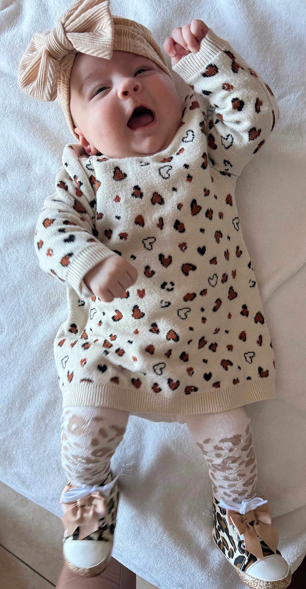 Iris participe au concours pour gagner de l'argent avec cette photo : baby, infant, child, leopard_print, headband, bow, socks, shoes, cute, smiling, happy, stretching, blanket, patterned_clothing, lying_down, indoor, soft_texture, adorable, fashion, portrait