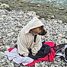 Esco a rejoint le concours — aidez-le/la à gagner de superbes lots ! dog, hoodie, clothing, rocky_beach, river, water, towels, outdoor, pet, animal, brown_dog, sitting, cold_weather, casual, nature, fur, cute, canine, resting, apparel