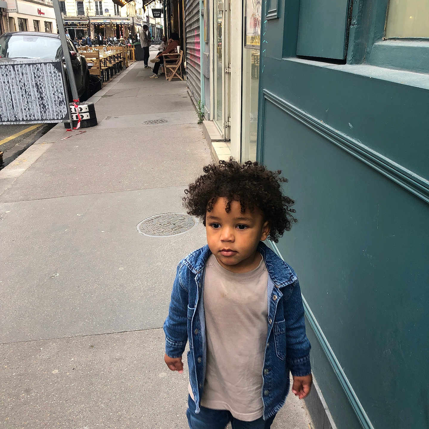 Wesley participe au concours pour gagner de l'argent avec cette photo : blackhair, boy, car, chair, child, city, clothing, curlyhair, footwear, furniture, hair, male, pants, person, road, shoe, street, transportation, urban, vehicle