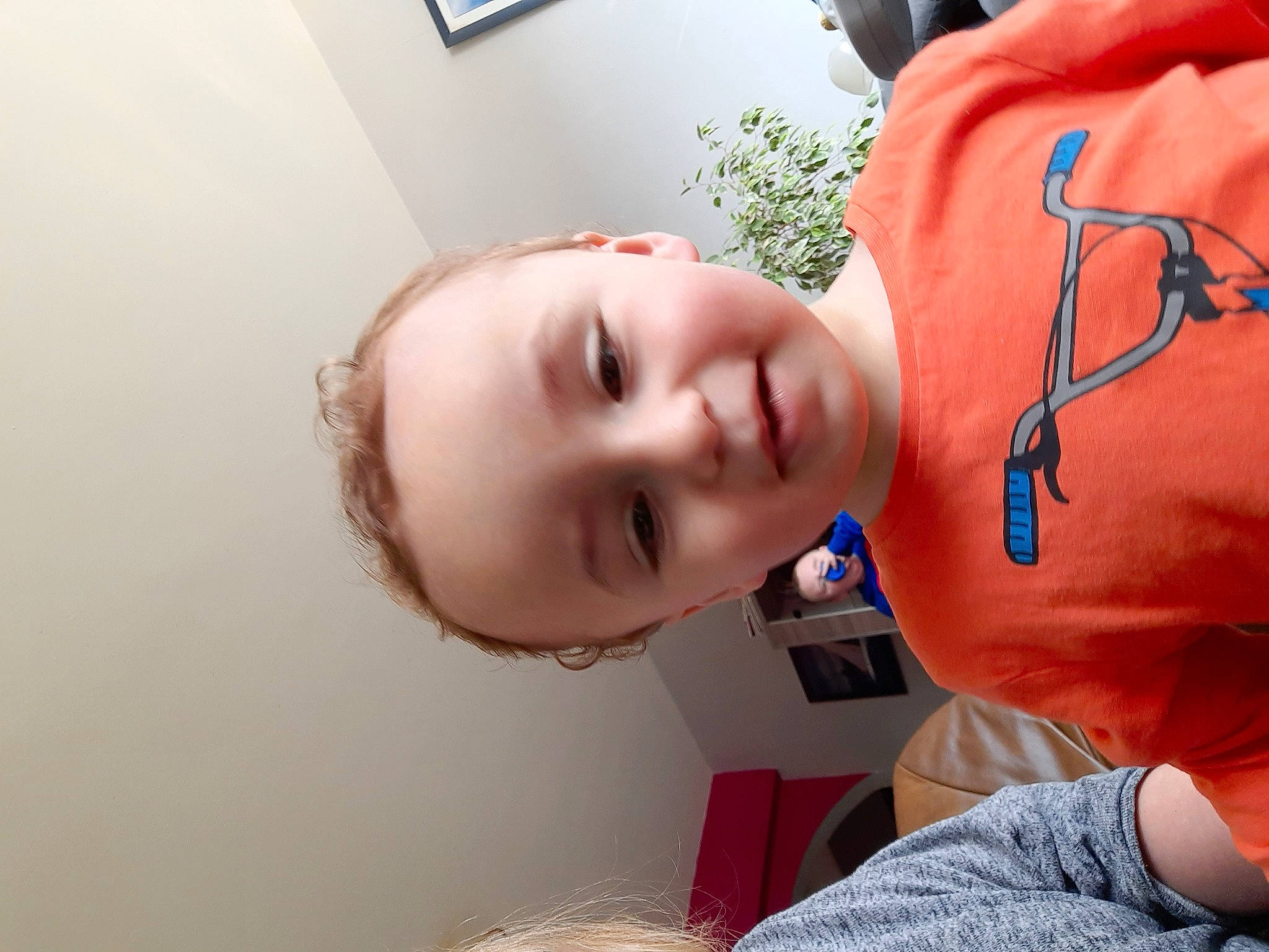 Zakarya participe au concours pour gagner de l'argent avec cette photo : cheek, clothing, comfort, ear, eyebrow, eyelash, finger, forehead, happy, joint, joy, lip, mouth, neck, nose, people, person, plant, shoulder, skin