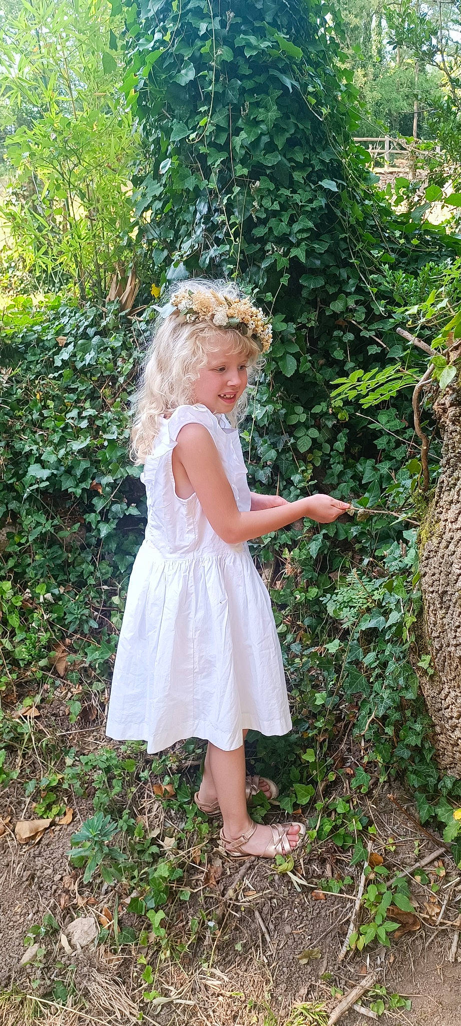Perrine participe au concours pour gagner de l'argent avec cette photo : blond, botany, bridal_accessory, bridal_party_dress, day_dress, dress, fawn, forest, formal_wear, gown, grass, happy, long_hair, one_piece_garment, people_in_nature, person, plant, smile, toddler, tree
