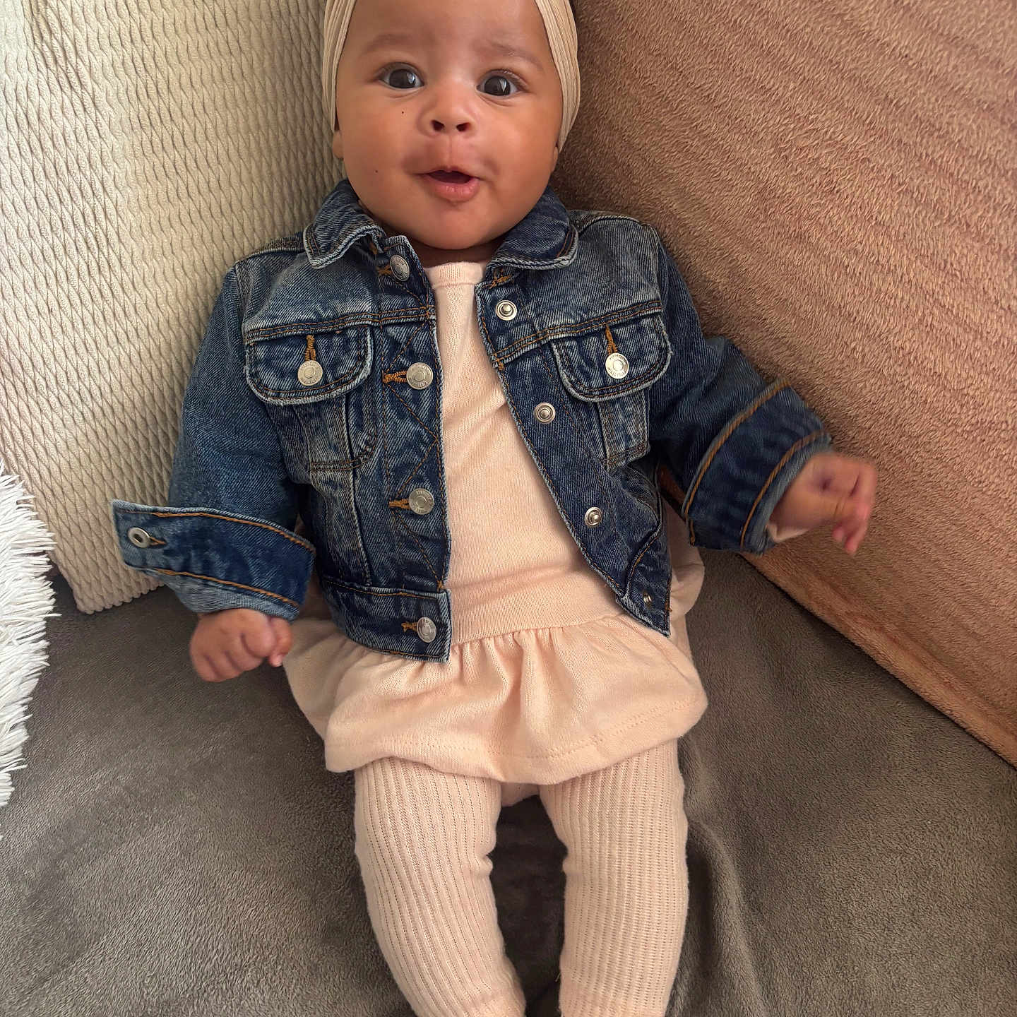 Kayliana a rejoint le concours — aidez-le/la à gagner de superbes lots ! baby, bow, child, couch, cozy, cushion, cute, denim_jacket, fabric, happy, headband, indoors, person, pink_clothing, portrait, sandals, seated, smiling, soft_lighting, texture