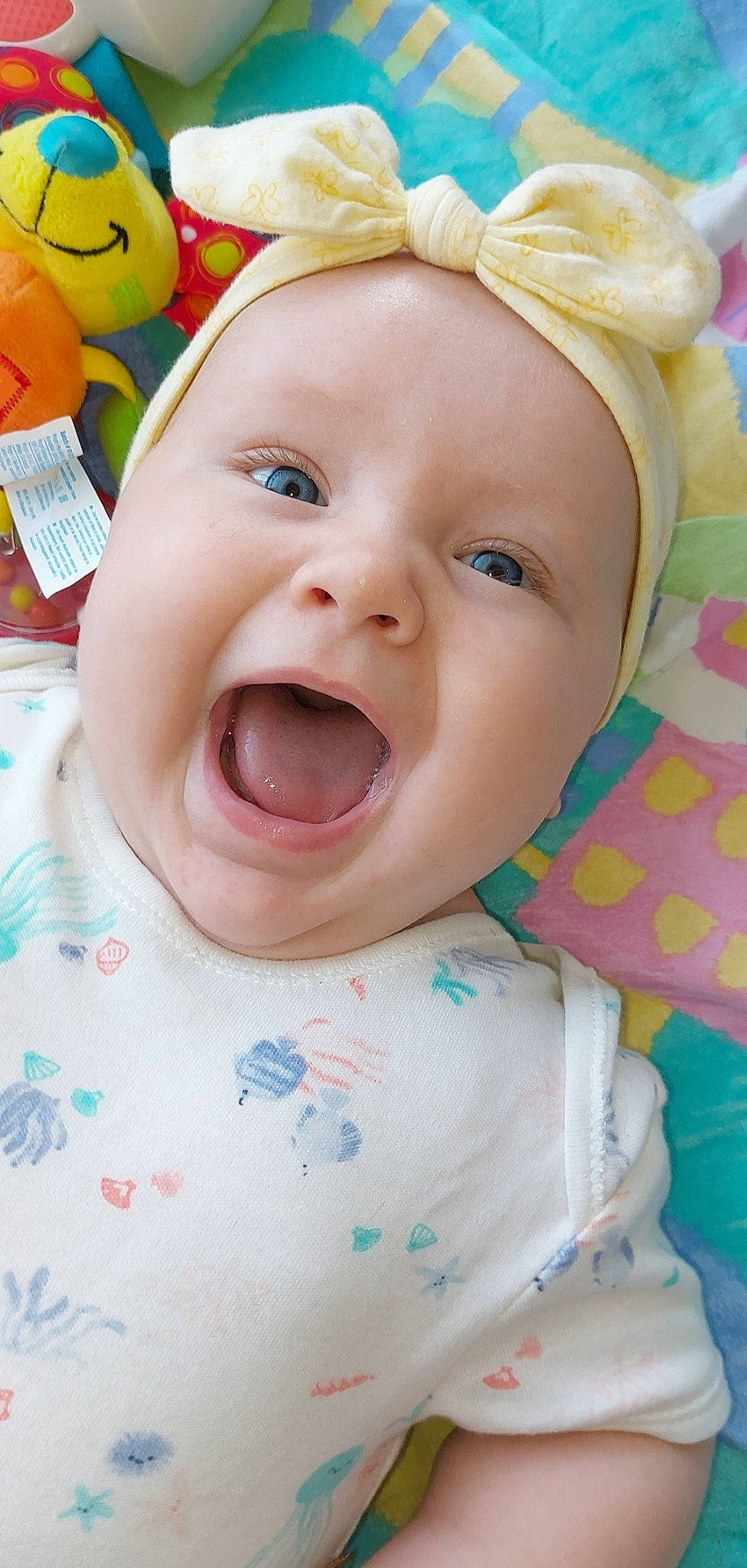 Ambre a rejoint le concours — aidez-le/la à gagner de superbes lots ! baby, baby_laughing, baby_toddler_clothing, cheek, chin, eye, face, facial_expression, fun, happy, headgear, headwear, iris, lip, mouth, nose, person, pink, skin, smile