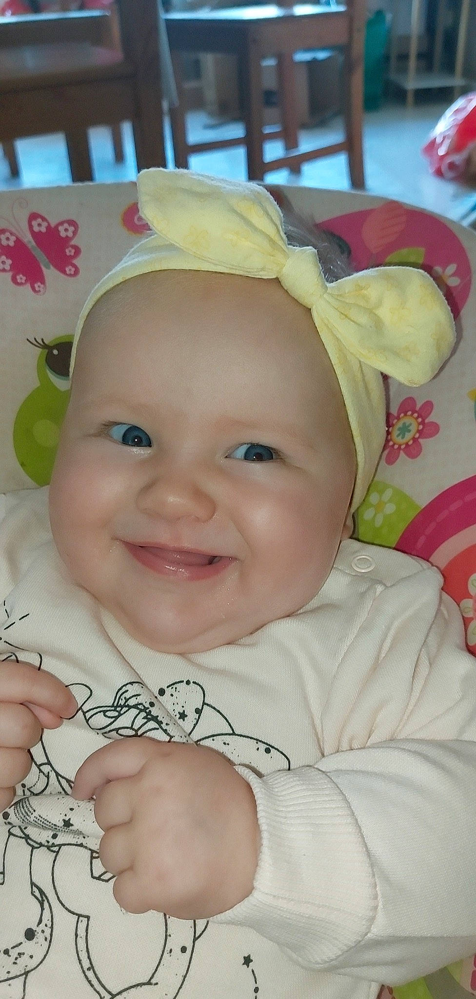 Ambre a rejoint le concours — aidez-le/la à gagner de superbes lots ! baby, baby_laughing, baby_toddler_clothing, cheek, child, chin, face, facial_expression, fun, gesture, happy, head, iris, joy, laugh, lip, person, pink, skin, smile