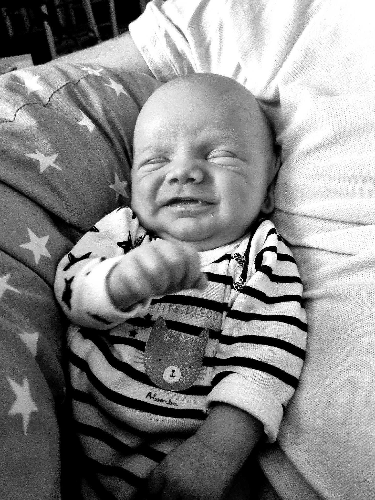 Sacha participe au concours pour gagner de l'argent avec cette photo : baby, baby_toddler_clothing, black, black_and_white, cheek, child, comfort, flash_photography, happy, monochrome, monochrome_photography, people, person, photograph, portrait_photography, sitting, sleeve, smile, stock_photography, style