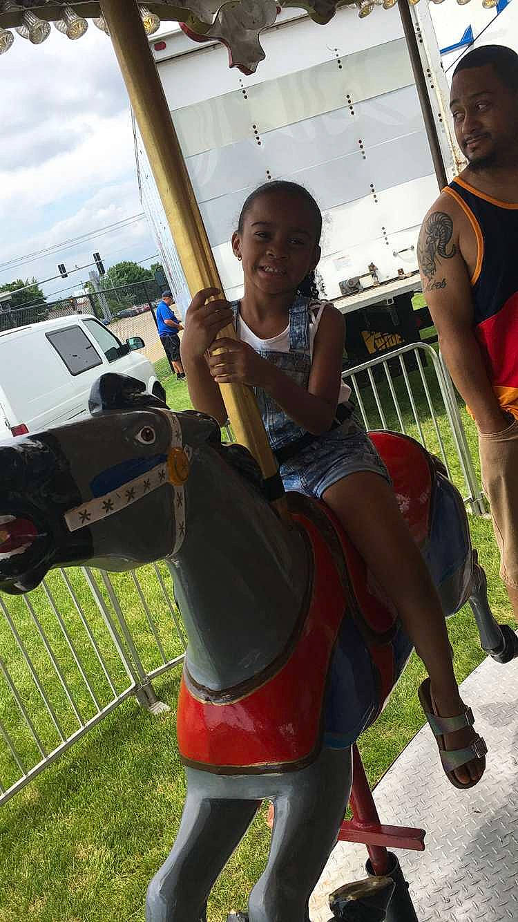 Samara is registered to the contest to win money with this photo: child, fun, joy, person, tree