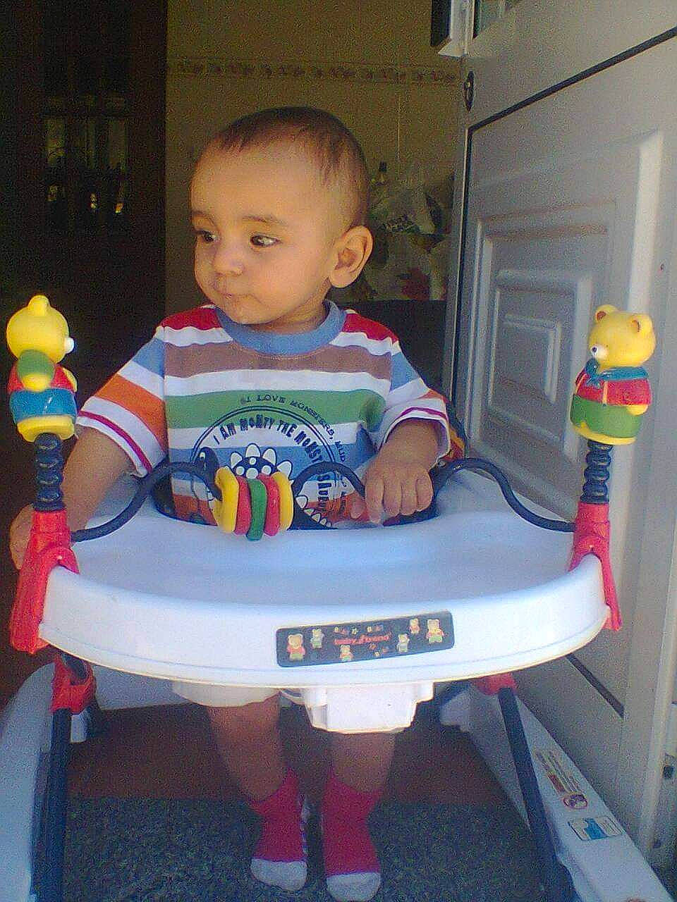 Martim a rejoint le concours — aidez-le/la à gagner de superbes lots ! baby, baby_products, baby_toddler_clothing, carmine, chair, child, cleanliness, electric_blue, fun, lap, person, plastic, product, room, sitting, sleeve, standing, t_shirt, toddler