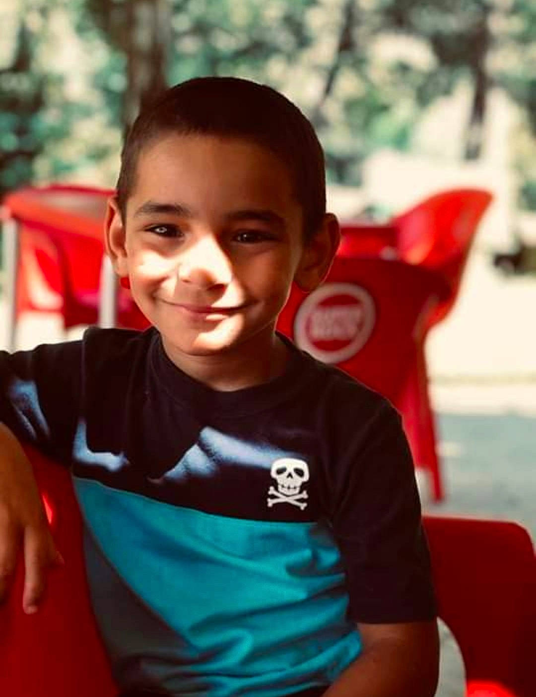 Martim participe au concours pour gagner de l'argent avec cette photo : child, chin, finger, fun, grass, happy, joy, laugh, leisure, person, play, portrait_photography, recreation, shoulder, sitting, skin, sleeve, smile, t_shirt, toddler