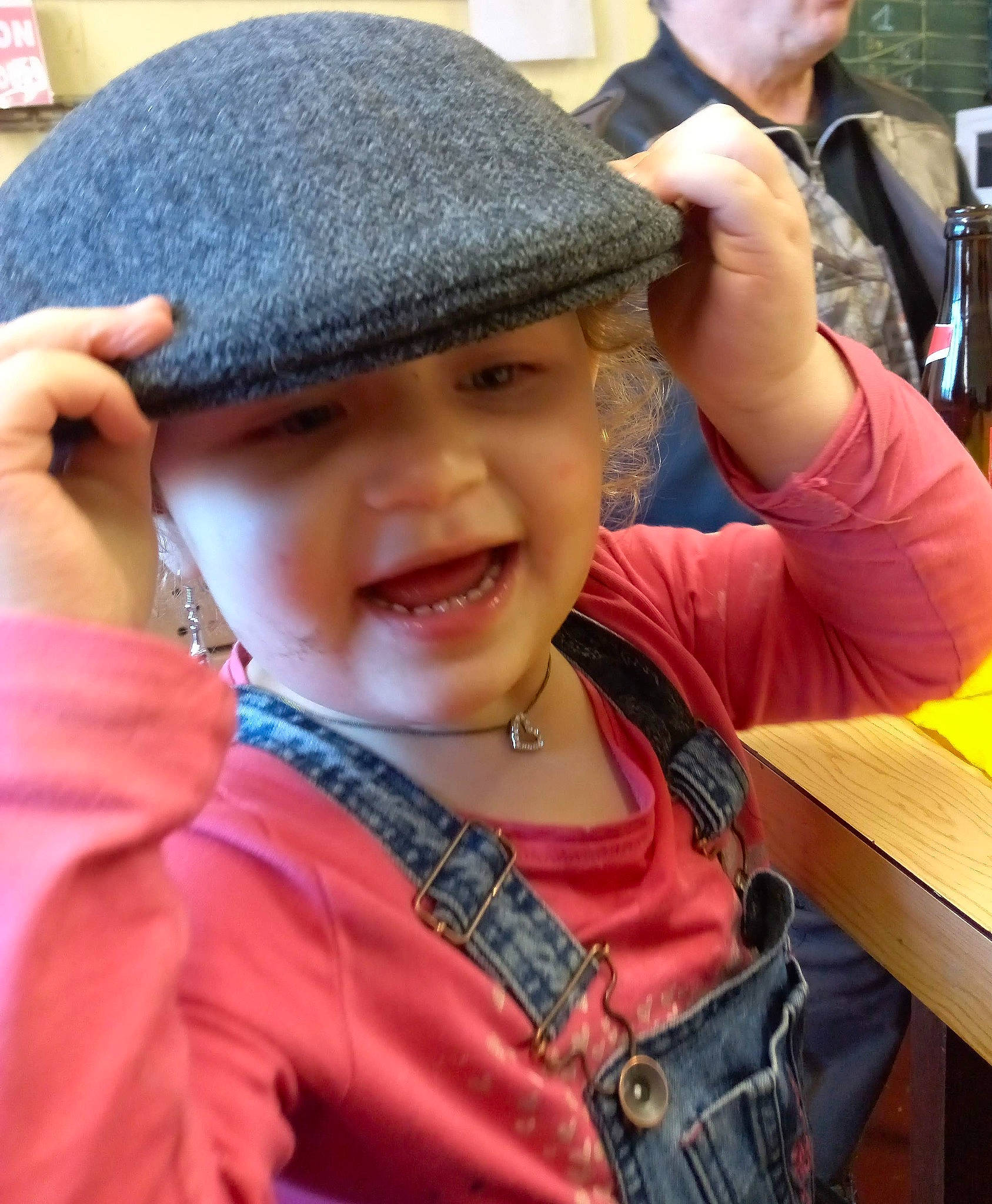 Julie a rejoint le concours — aidez-le/la à gagner de superbes lots ! baseball_cap, cap, child, chin, cool, face, fashion_accessory, fun, gesture, happy, headgear, headwear, jewellery, lip, neck, outerwear, person, skin, smile, street_fashion