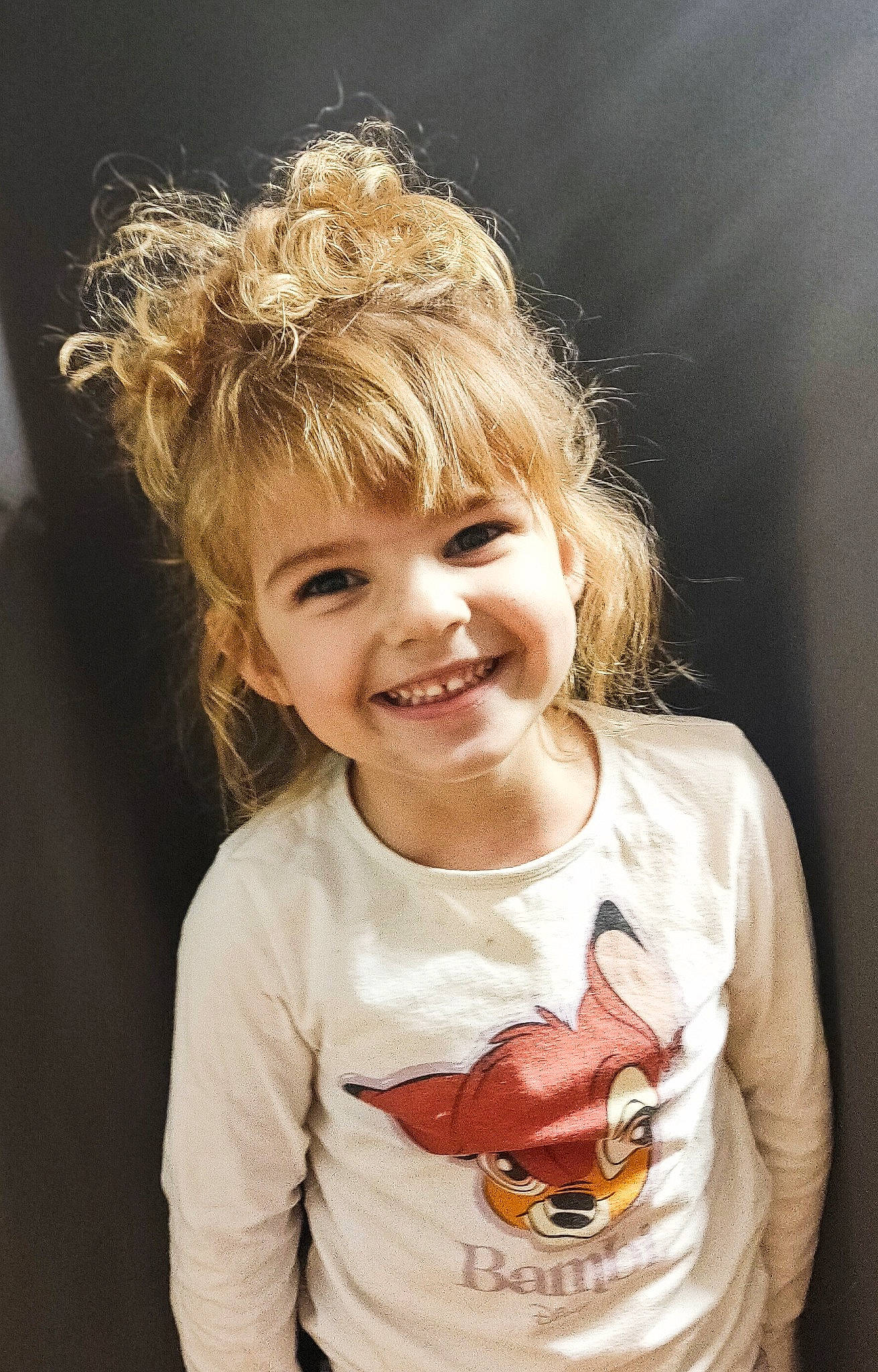 Catie participe au concours pour gagner de l'argent avec cette photo : arm, blond, brown_hair, child, fish, flash_photography, fun, gesture, hairstyle, hand, happy, head, insect, joy, lip, organ, person, plant, sleeve, smile