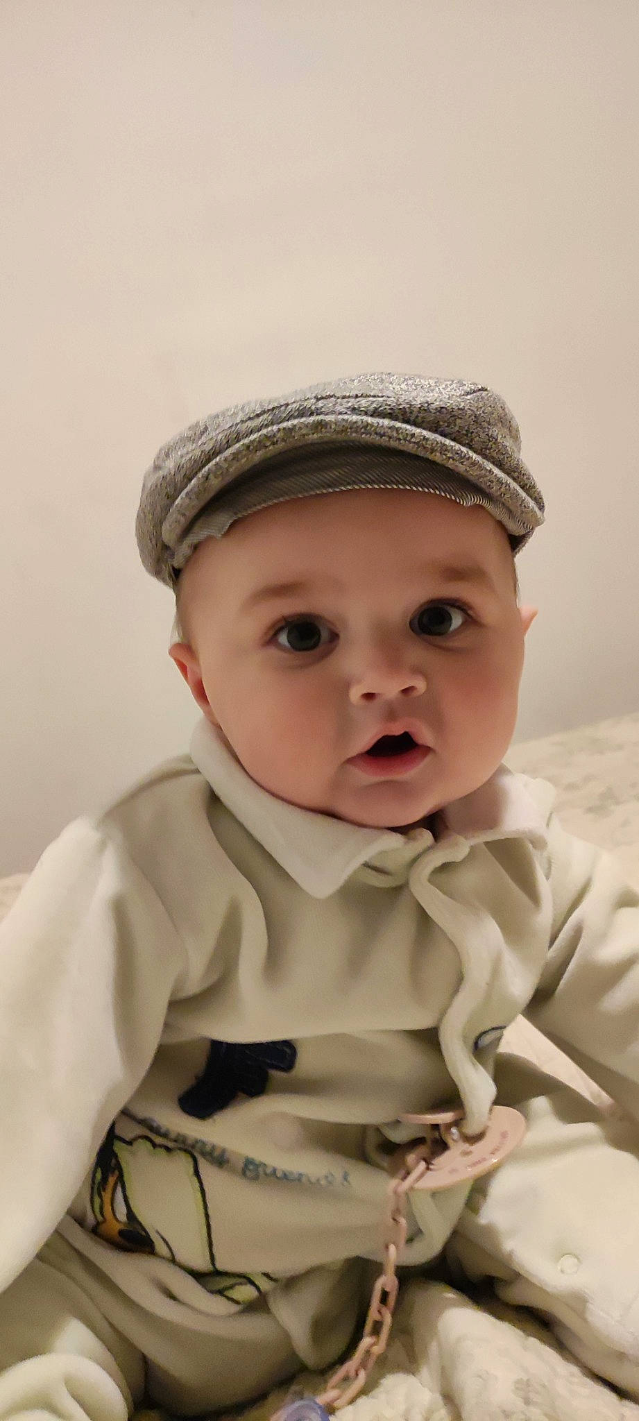 Gabin a rejoint le concours — aidez-le/la à gagner de superbes lots ! baby, baby_toddler_clothing, cap, cheek, child, comfort, eye, eyebrow, face, flash_photography, happy, hat, headgear, headwear, human_body, lip, nose, outerwear, person, skin