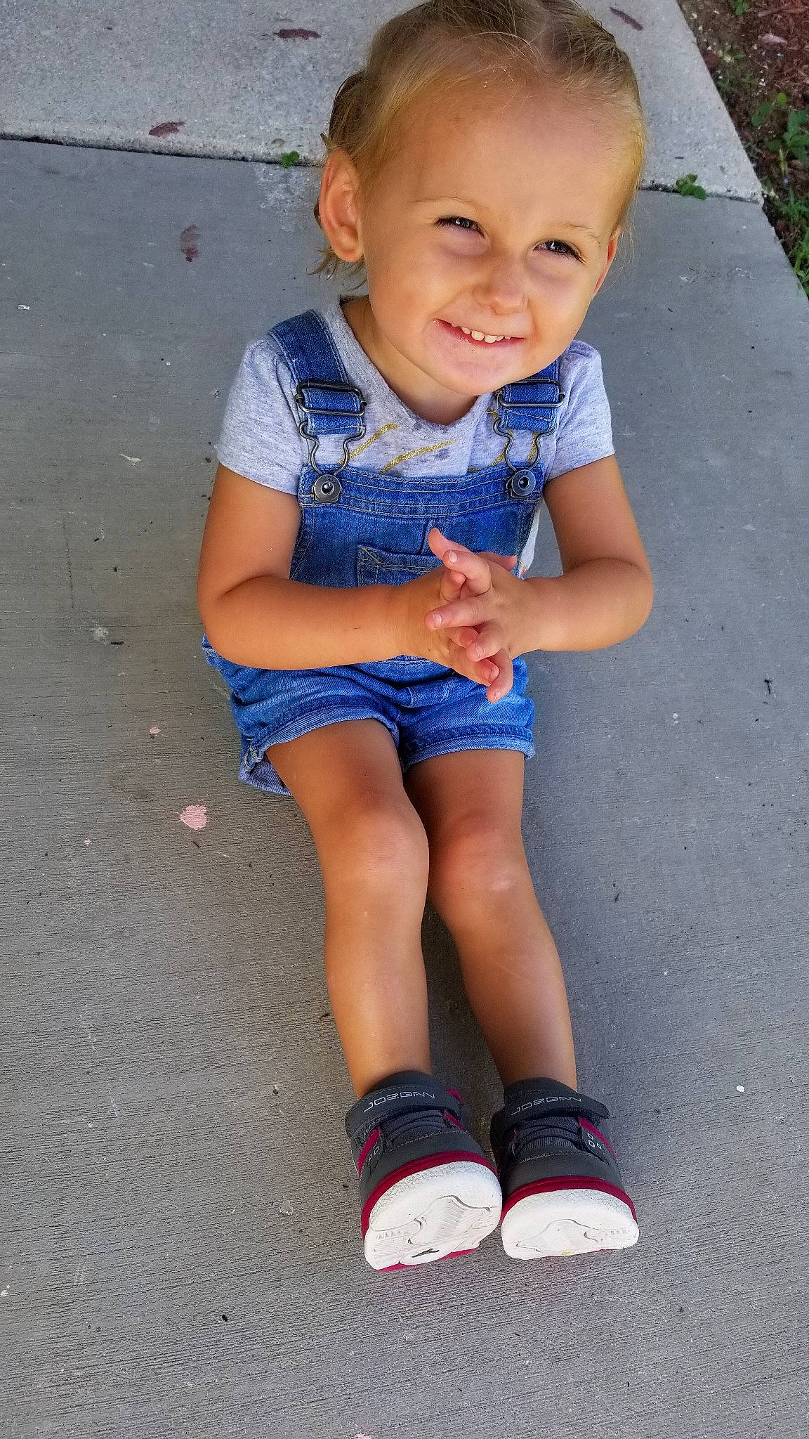 Brielle is registered to the contest to win money with this photo: child, denim, electric_blue, jeans, joy, leg, person, shoe, toddler