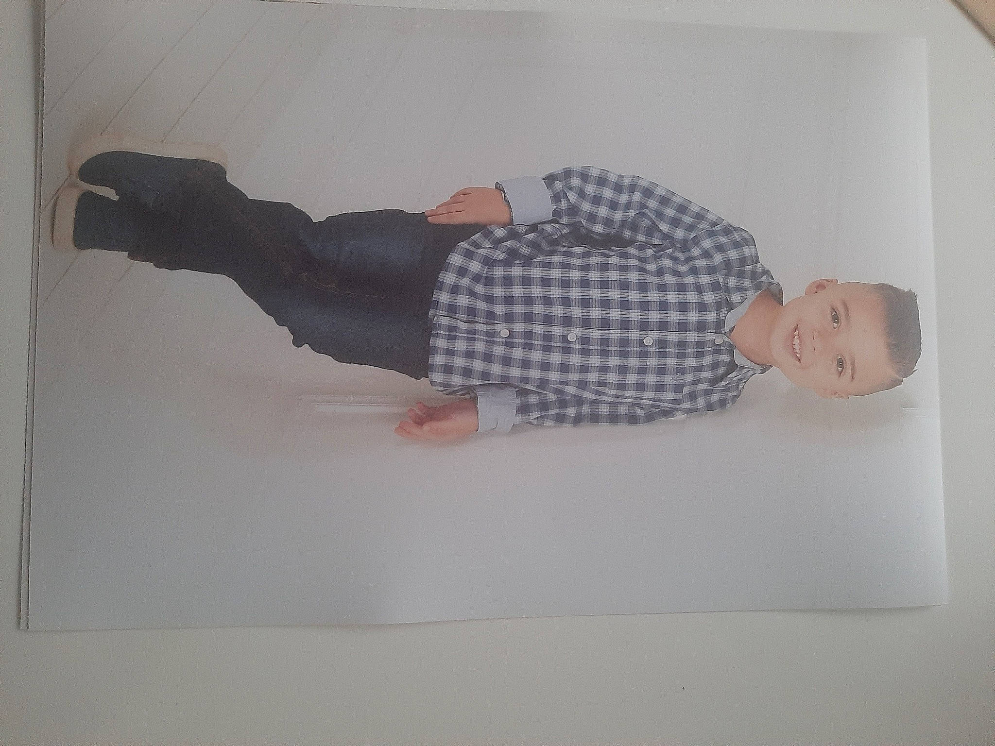 Manni a rejoint le concours — aidez-le/la à gagner de superbes lots ! bed, collar, comfort, dress_shirt, elbow, flooring, gesture, grey, joy, knee, linens, paper, paper_product, pattern, person, plaster, rectangle, room, sleeve, t_shirt