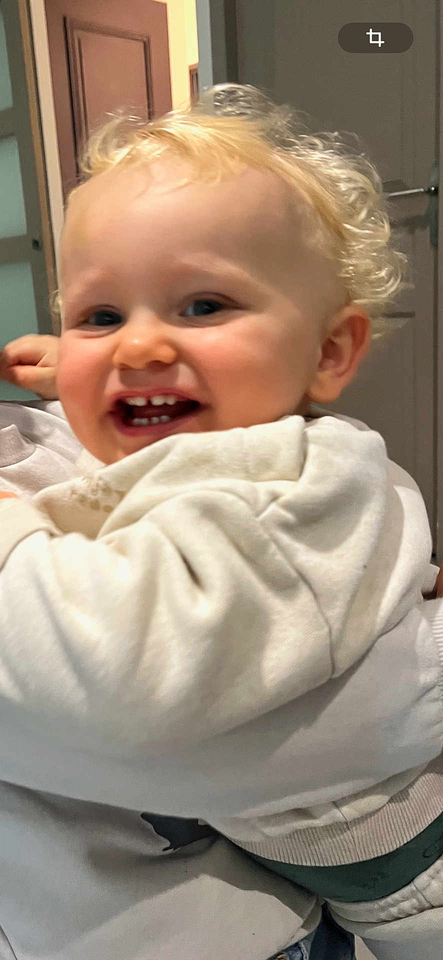 Farel participe au concours pour gagner de l'argent avec cette photo : toddler, child, smile, curly_hair, blonde_hair, indoor, person, happy, face, clothing, holding, closeup, baby, cute, cheerful, human, portrait, sweater, warm, family