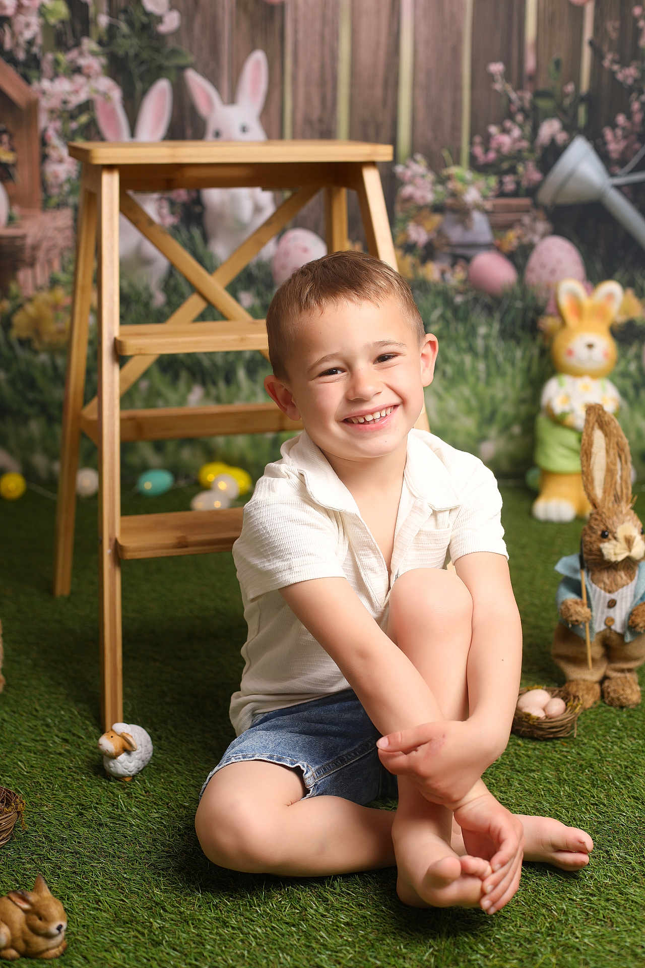 Swann a rejoint le concours — aidez-le/la à gagner de superbes lots ! child, boy, smiling, grass, wooden_stool, easter, bunny_figurine, decorations, eggs, indoor, portrait, happy, casual_clothing, shorts, shirt, playful, festive, toy, green, background