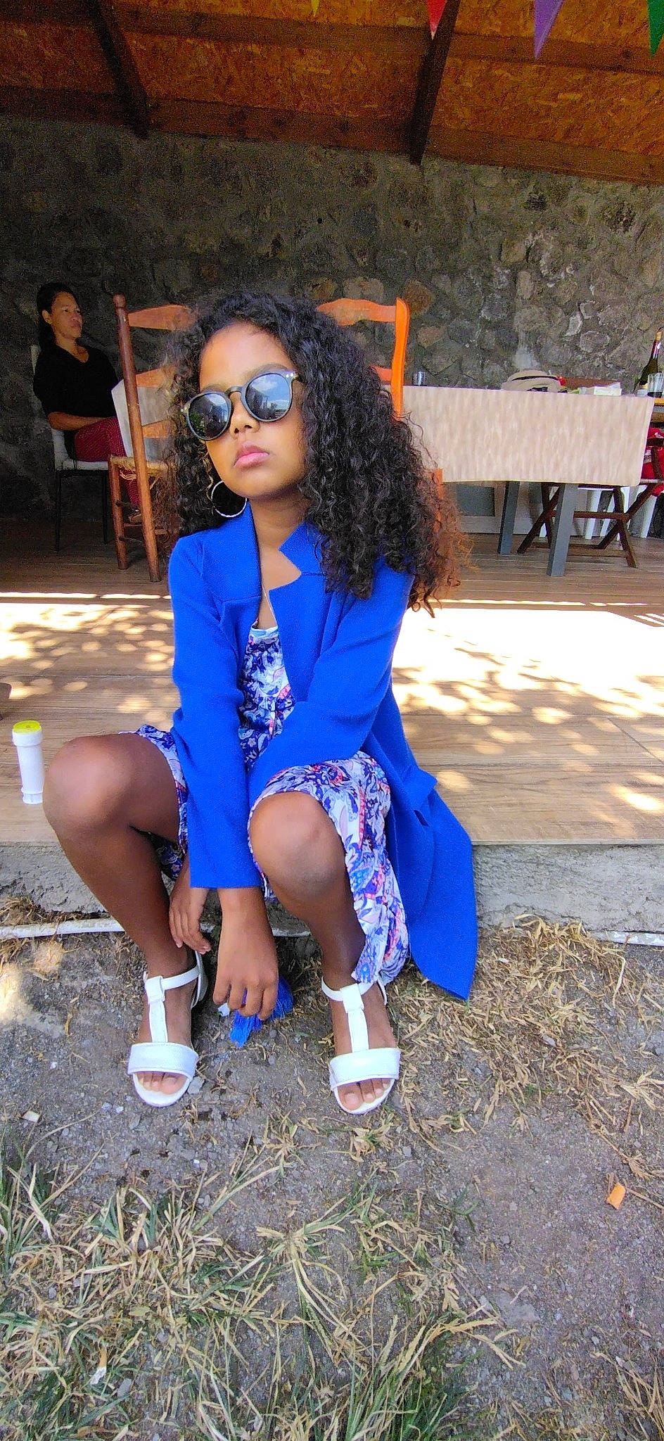 Louna participe au concours pour gagner de l'argent avec cette photo : child, cool, denim, electric_blue, eyewear, fashion_design, fun, hairstyle, human_leg, jewellery, knee, leisure, neck, person, shoe, sleeve, summer, sunglasses, thigh, vision_care