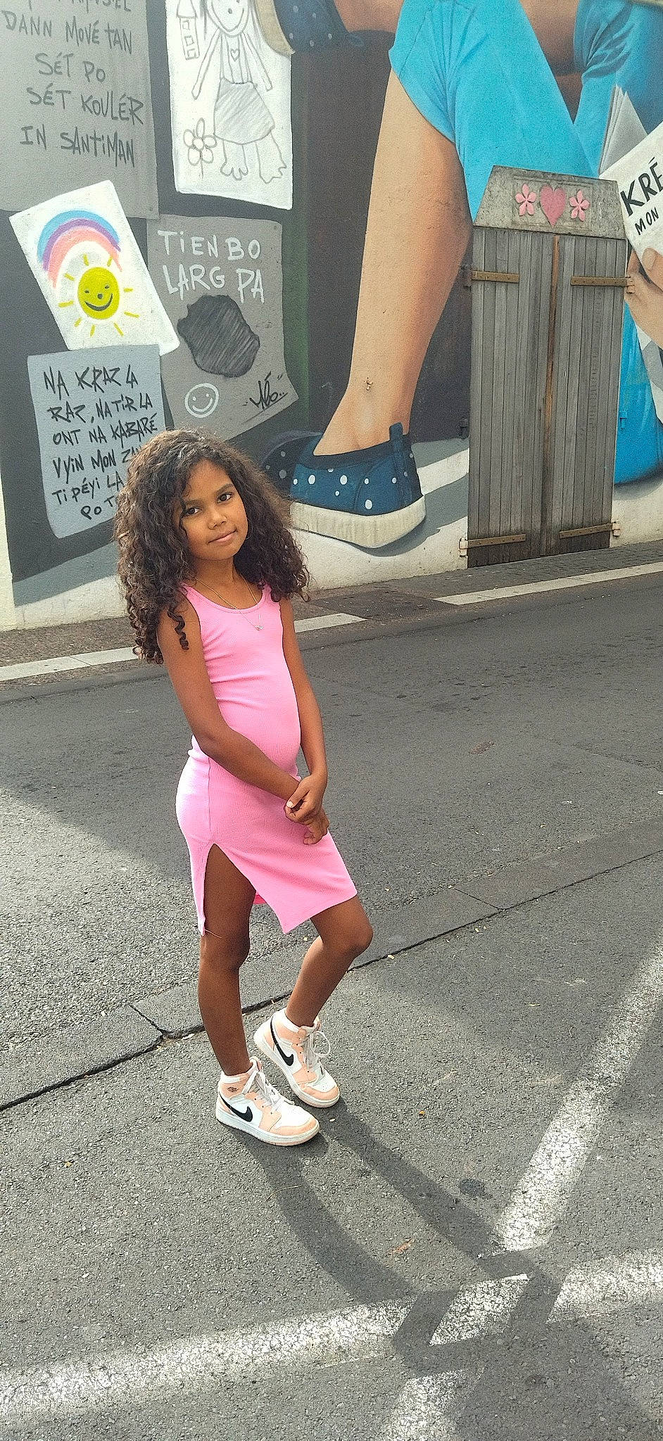 Louna a rejoint le concours — aidez-le/la à gagner de superbes lots ! asphalt, black, calf, cool, fashion, footwear, human_leg, joint, knee, leg, magenta, people, person, pink, road_surface, shoe, sneakers, standing, summer, thigh