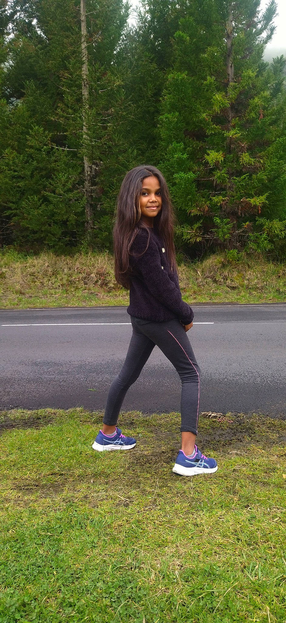 Louna participe au concours pour gagner de l'argent avec cette photo : active_pants, asphalt, denim, electric_blue, footwear, grass, hair, joy, knee, leisure, person, plant, recreation, shoe, sleeve, sneakers, sportswear, t_shirt, thigh, tree