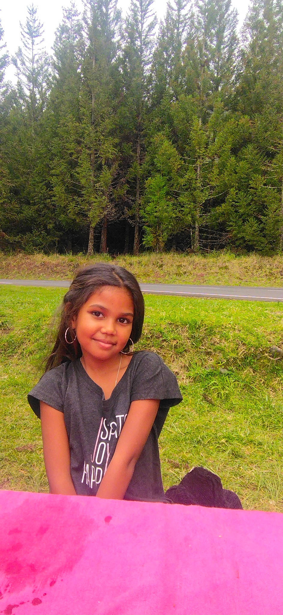 Louna participe au concours pour gagner de l'argent avec cette photo : black_hair, botany, cool, friendship, fun, grass, grassland, happy, joy, leaf, leisure, long_hair, meadow, people_in_nature, person, plant, recreation, sitting, smile, sunlight