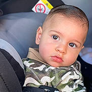 Malonne participe au concours pour gagner de l'argent avec cette photo : baby, camouflage, car_seat, child, closeup, clothing, expression, eyes, face, hair, hoodie, indoors, person, portrait, safety, seat, seatbelt, skin, toddler, young_child