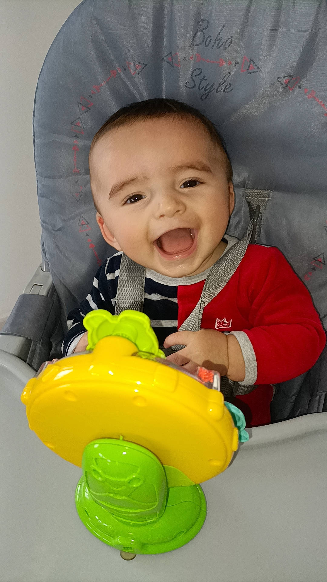 Sandro a rejoint le concours — aidez-le/la à gagner de superbes lots ! baby, baby_laughing, baby_playing_with_toys, baby_products, baby_toddler_clothing, baby_toys, child, fun, happy, laugh, person, photograph, plastic, play, product, sitting, skin, sleeve, smile, toddler
