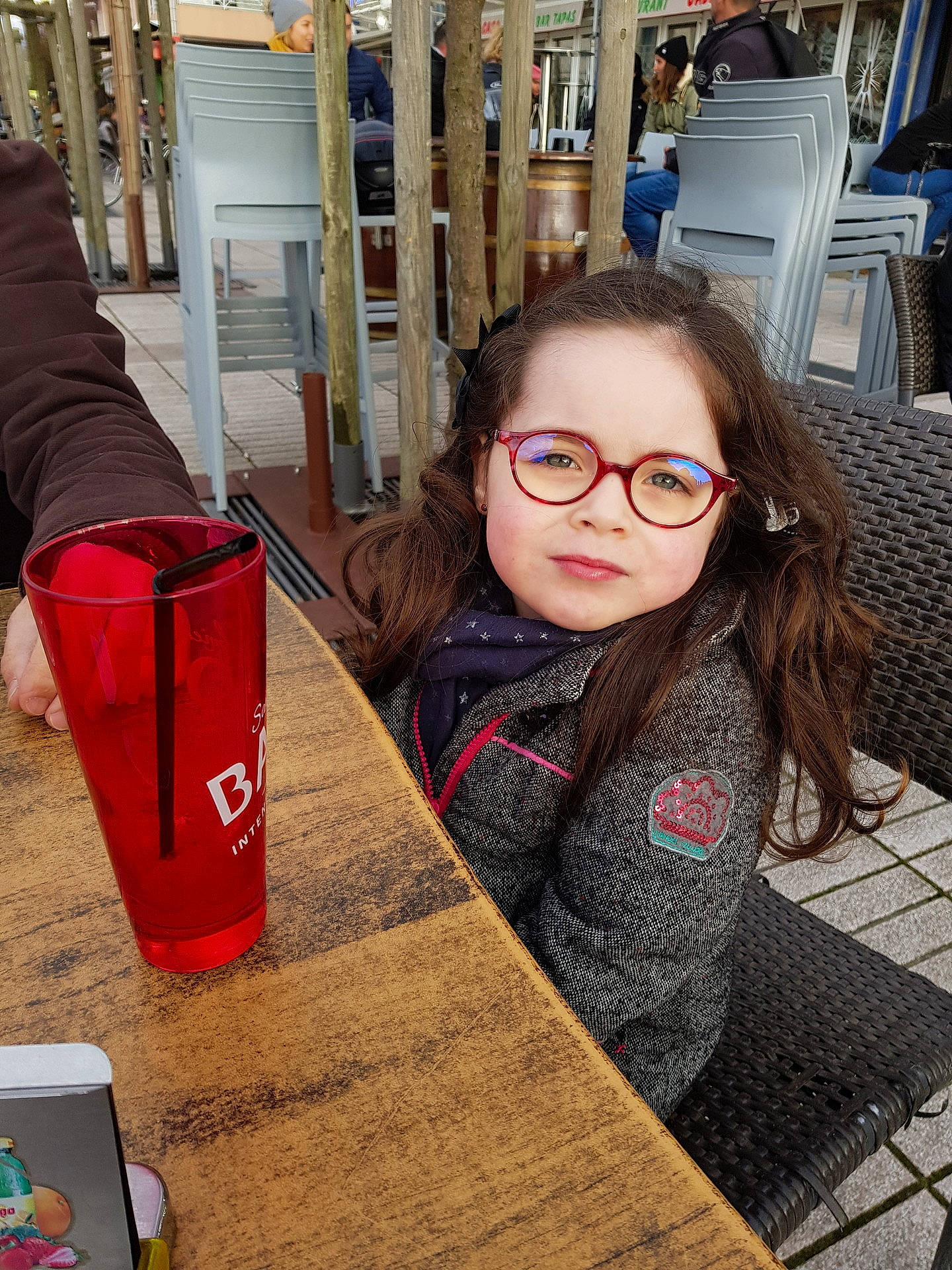 Iliana a rejoint le concours — aidez-le/la à gagner de superbes lots ! cool, eyewear, fun, girl, glasses, hair, health_beauty, person, product, smile, sunglasses, vision_care