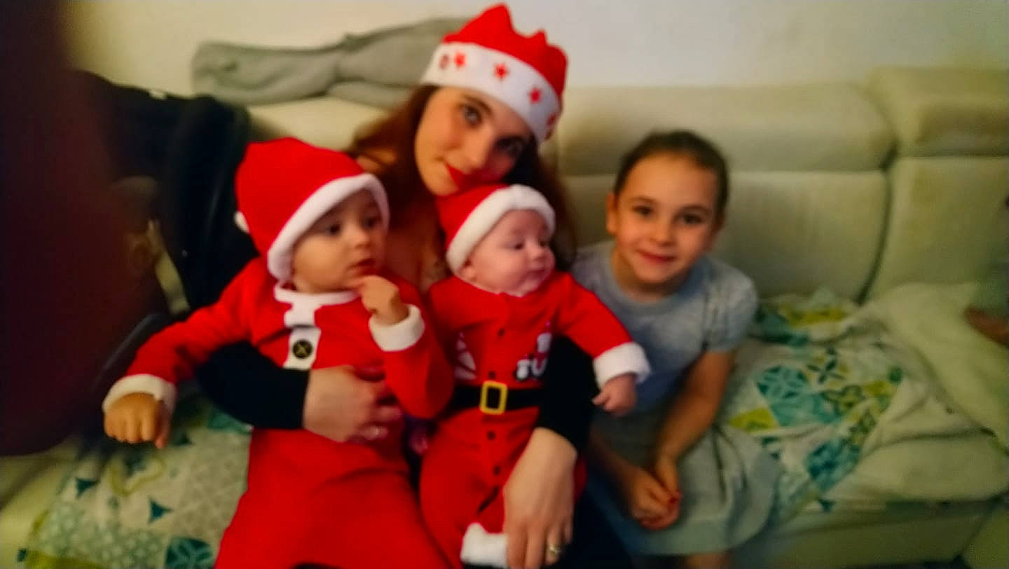 Thomy a rejoint le concours — aidez-le/la à gagner de superbes lots ! baby, child, christmas, christmas_eve, christmas_tree, event, fictional_character, fun, happy, holiday, joy, lap, people, person, santa_claus, sibling, smile, toddler